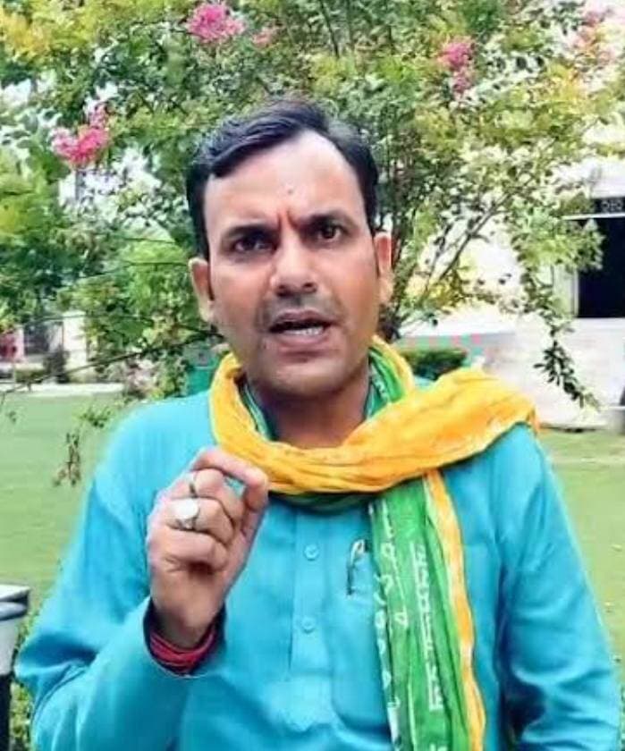 सीओ जियाउल हक हत्याकांड में राजा भैया को न्यायिक राहत, दिनेश तिवारी ने जताई खुशी
#प्रतापगढ़। बहुचर्चित सीओ जियाउल हक हत्याकांड मामले में लखनऊ की विशेष CBI अदालत द्वारा दोबारा जांच के बाद दाखिल CBI की अंतिम रिपोर्ट स्वीकार किए जाने और राजा भैया के खिलाफ आगे कार्रवाई की मांग खारिज किए जाने पर जनसत्ता दल लोकतांत्रिक युवा प्रकोष्ठ के जिलाध्यक्ष दिनेश तिवारी ने खुशी जताई है।
दिनेश तिवारी ने कहा कि CBI की दोबारा जांच के बाद राजा भैया के खिलाफ अभियोजन चलाने के लिए पर्याप्त साक्ष्य नहीं मिलने की रिपोर्ट अदालत में दाखिल की गई थी, जिसे न्यायालय ने स्वीकार कर लिया। उन्होंने इसे न्यायिक प्रक्रिया में महत्वपूर्ण निर्णय बताते हुए कहा कि उन्हें शुरू से ही न्यायपालिका पर पूरा विश्वास रहा है।
उन्होंने कहा, “आज सत्य की जीत हुई है। सत्य परेशान हो सकता है, लेकिन पराजित नहीं। सत्यमेव जयते।” उन्होंने कहा कि न्यायालय के निर्णय ने न्याय और सत्य में विश्वास रखने वाले लोगों के भरोसे को और मजबूत किया है।
दिनेश तिवारी ने कहा कि वर्ष 2013 में हुई घटना के बाद इस मामले की विभिन्न स्तरों पर जांच और कानूनी प्रक्रिया चली। सुप्रीम कोर्ट के आदेश के बाद राजा भैया की भूमिका को लेकर दोबारा जांच की गई और CBI ने अपनी अंतिम रिपोर्ट न्यायालय के समक्ष प्रस्तुत की। अब अदालत द्वारा रिपोर्ट स्वीकार किए जाने से इस मामले में राजा भैया के खिलाफ आगे कार्रवाई की मांग खारिज हो गई है।
उन्होंने कहा कि न्यायालय के निर्णय का सम्मान करते हुए कानून और न्यायिक प्रक्रिया में विश्वास बनाए रखना चाहिए। न्याय और सत्य की लड़ाई में धैर्य रखने वालों की अंततः जीत होती है।
#pratapgarh #pratapgarhnews #pratapnagarjaipur #Rajabhaiya #raghuraj #JansattaDalLoktantrik #DINESHTIWARI