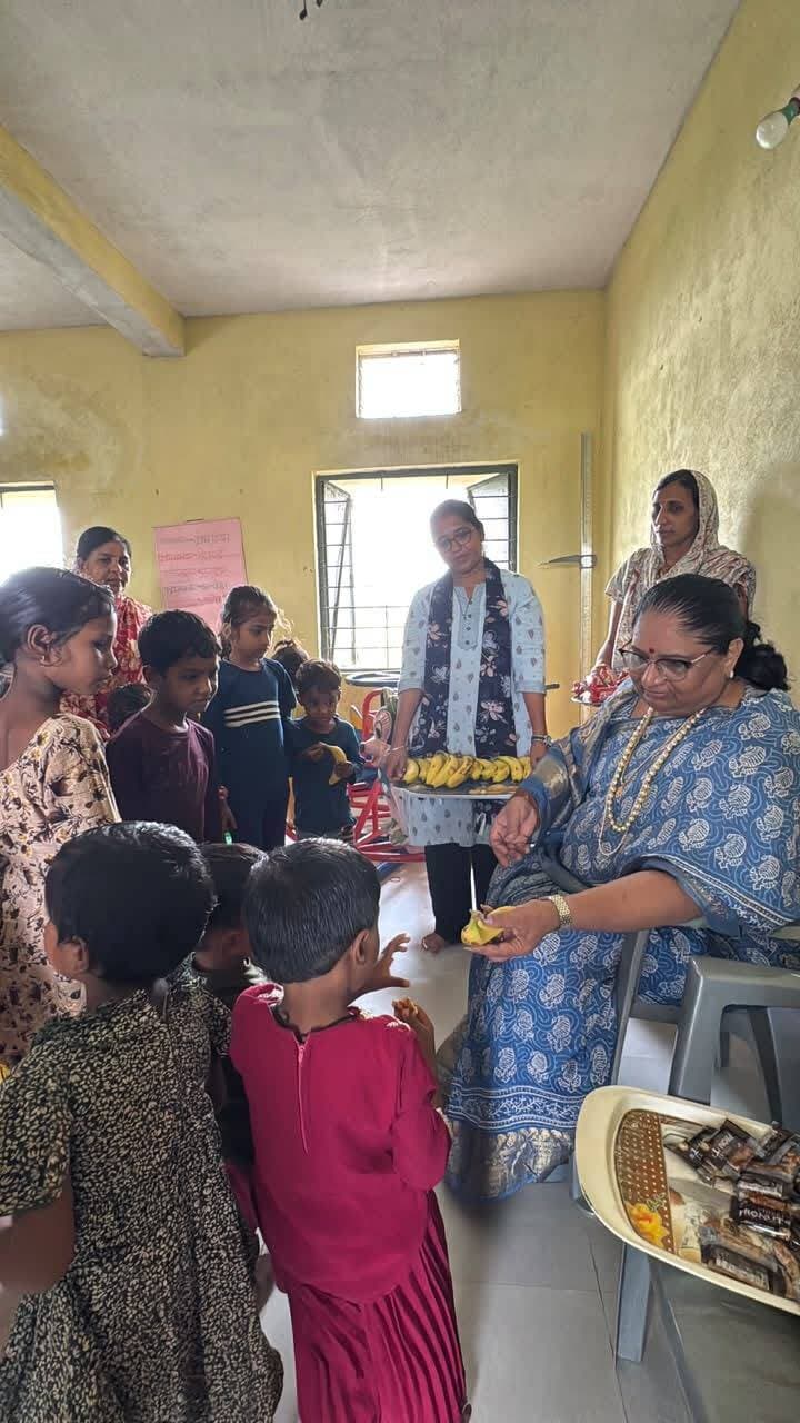 सेवा-संकल्प अभियान अंतर्गत मंत्री सुश्री निर्मला भूरिया ने आंगनवाड़ी केंद्र मिंडल का किया निरीक्षण
बच्चों के पोषण, स्वास्थ्य एवं स्वच्छता व्यवस्थाओं की ली जानकारी
सेवा-संकल्प अभियान के अंतर्गत महिला एवं बाल विकास विभाग मंत्री सुश्री निर्मला भूरिया ने ग्राम मिंडल स्थित आंगनवाड़ी केंद्र का निरीक्षण कर केंद्र की व्यवस्थाओं, बच्चों की उपस्थिति, स्वास्थ्य एवं पोषण संबंधी जानकारी ली। इस दौरान उन्होंने बच्चों से आत्मीय संवाद भी किया।
मंत्री सुश्री भूरिया ने आंगनवाड़ी केंद्र पर बच्चों को उपलब्ध कराई जा रही सुविधाओं एवं पोषण आहार की जानकारी लेते हुए बच्चों के स्वास्थ्य और पोषण पर विशेष ध्यान देने के निर्देश दिए। उन्होंने केंद्र परिसर एवं आसपास स्वच्छता व्यवस्था का भी जायजा लिया तथा नियमित रूप से साफ-सफाई सुनिश्चित करने के निर्देश दिए।
मंत्री सुश्री भूरिया ने कहा कि बच्चों का स्वस्थ, सुरक्षित एवं पोषित बचपन ही उनके उज्ज्वल भविष्य की मजबूत नींव है। आंगनवाड़ी केंद्र बच्चों के पोषण, स्वास्थ्य एवं प्रारंभिक देखभाल में महत्वपूर्ण भूमिका निभाते हैं, इसलिए केंद्र पर बच्चों को निर्धारित सुविधाओं एवं सेवाओं का नियमित रूप से लाभ मिलना सुनिश्चित किया जाए।
इस दौरान मंत्री सुश्री भूरिया ने आंगनवाड़ी केंद्र के बच्चों को फल, चिकी एवं बिस्कुट वितरित किए। उन्होंने बच्चों से बातचीत कर उनका उत्साहवर्धन किया।
निरीक्षण के दौरान जिला कार्यक्रम अधिकारी महिला एवं बाल विकास विभाग सुश्री मोनिका बघेल सहित विभागीय अधिकारी-कर्मचारी उपस्थित रहे।
Jansampark Madhya Pradesh CM Madhya Pradesh Indore Commissioner Department Of Women Child Development, Madhya Pradesh Nirmala Bhuriya #Jhabua #JansamparkMP