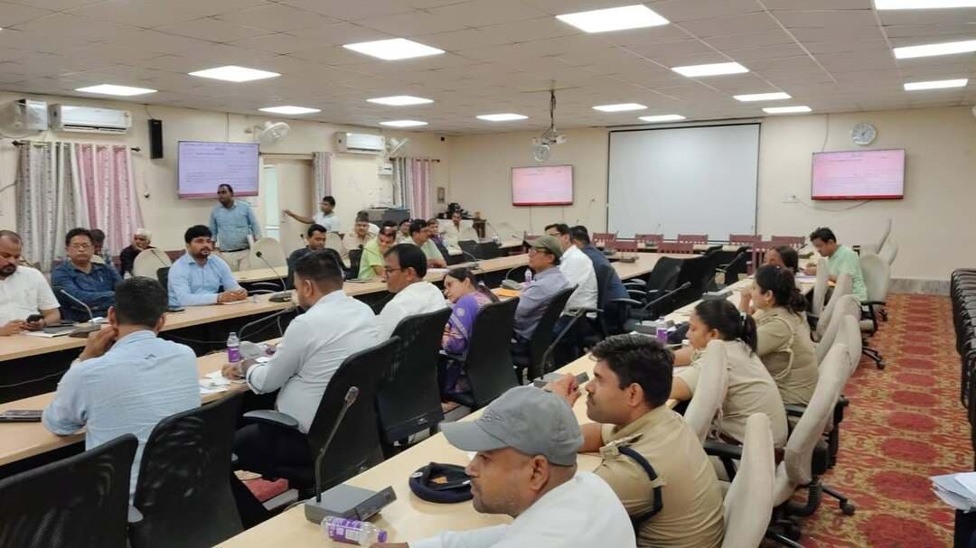 जिला पदाधिकारी, श्री शैलेंद्र कुमार की अध्यक्षता में जिला खनन टास्क फोर्स की बैठक समाहरणालय स्थित मंत्रणा कक्ष में आयोजित की गई।
बैठक में जिले में खनन राजस्व की प्राप्ति, अवैध खनन एवं परिवहन पर रोकथाम तथा खनन से संबंधित विभिन्न मामलों की विस्तृत समीक्षा की गई।
बैठक में वित्तीय वर्ष 2026-27 में खान एवं भू-तत्व विभाग द्वारा लखीसराय जिले के लिए निर्धारित खनन राजस्व लक्ष्य के विरुद्ध अब तक की गई राजस्व प्राप्ति की समीक्षा की गई। समीक्षा के क्रम में बताया गया कि निर्धारित लक्ष्य के विरुद्ध ₹2410.53 लाख की राजस्व प्राप्ति की जा चुकी है। जिला पदाधिकारी ने संबंधित पदाधिकारियों को राजस्व संग्रहण में तेजी लाने तथा निर्धारित लक्ष्य की प्राप्ति सुनिश्चित करने का निर्देश दिया।
अवैध खनन, अवैध परिवहन एवं खनिजों के अवैध भंडारण के विरुद्ध की गई कार्रवाई की भी समीक्षा की गई।
जिला पदाधिकारी ने संबंधित अधिकारियों को नियमित रूप से जांच अभियान चलाने, अवैध गतिविधियों की सूचना प्राप्त होने पर त्वरित कार्रवाई करने तथा नियमानुसार प्राथमिकी एवं दंडात्मक कार्रवाई सुनिश्चित करने का निर्देश दिया।
बैठक में कार्य विभागों से प्राप्त स्वामित्व/मालिकाना शुल्क की समीक्षा की गई तथा विभाग द्वारा निर्गत विहित प्रपत्र में प्रत्येक माह निर्धारित समय-सीमा के भीतर प्रतिवेदन उपलब्ध कराने का निर्देश दिया गया।
इसके अतिरिक्त जिले में बालू की उपलब्धता, बालूघाटों की बंदोबस्ती, बिहार राज्य अंतर्गत ईंट भट्ठों से संबंधित मामलों की प्रगति की समीक्षा की गई। साथ ही माननीय न्यायालय में लंबित CR, WJC/CWJC एवं MJC से संबंधित मामलों की भी समीक्षा की गई। जिस पर जिला पदाधिकारी महोदय द्वारा सभी संबंधित पदाधिकारियों को लंबित मामलों में नियमानुसार आवश्यक कार्रवाई एवं अद्यतन प्रतिवेदन उपलब्ध कराने का निर्देश दिया गया।
बैठक अपर समाहर्ता श्री नीरज कुमार, उप विकास आयुक्त श्री सुमित कुमार, अनुमंडल पदाधिकारी श्री प्रभाकर कुमार, अनुमंडल पुलिस पदाधिकारी श्री शिवम कुमार, जिला परिवहन पदाधिकारी श्री मुकुल पंकज मणि सहित संबंधित पदाधिकारी उपस्थित रहे l
#lakhisaraibihar
#mining
Information & Public Relations Department, Government of Bihar