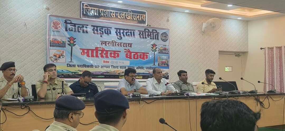 *सड़क सुरक्षा समिति की बैठक में सड़क दुर्घटनाओं की रोकथाम एवं यातायात व्यवस्था सुदृढ़ करने पर जोर।*
जिला पदाधिकारी, श्री शैलेंद्र कुमार की अध्यक्षता में समाहरणालय स्थित मंत्रणा कक्ष में जिला सड़क सुरक्षा समिति की बैठक आयोजित की गई।
बैठक में सड़क सुरक्षा से संबंधित विभिन्न बिंदुओं, पूर्व में दिए गए निर्देशों के अनुपालन तथा जिले में यातायात व्यवस्था को सुदृढ़ करने के लिए की जा रही कार्रवाई की विस्तृत समीक्षा की गई।
बैठक में जाम की समस्या, हेलमेट एवं सीट बेल्ट के अनिवार्य उपयोग, प्रदूषण जांच, ब्लैक स्पॉट के परिमार्जन, iRAD एवं e-DAR, हिट एंड रन तथा गुड सेमेरिटन सहित अन्य बिंदुओं पर चर्चा की गई। जिला पदाधिकारी ने संबंधित पदाधिकारियों को सड़क दुर्घटनाओं की रोकथाम के लिए आवश्यक कार्रवाई सुनिश्चित करने तथा आमजनों को यातायात नियमों के प्रति लगातार जागरूक करने का निर्देश दिया।
बैठक में पिछले बैठक में दिए गए निर्देशों के अनुपालन की भी समीक्षा की गई। समाचार पत्रों के माध्यम से प्राप्त सूचना के आधार पर NH-80 पर अतिक्रमण के विरुद्ध कार्रवाई प्रारंभ किए जाने की जानकारी दी गई।
नगर कार्यपालक पदाधिकारी द्वारा बताया गया कि जमुई मोड़ से विद्यापीठ तक सड़क के दोनों किनारों से अतिक्रमण हटाने हेतु नियमित रूप से अभियान चलाया जा रहा है। वहीं, पत्र के माध्यम से प्राप्त सूचना के आधार पर मननपुर बाजार में विशेष अभियान चलाकर अतिक्रमण हटाने की कार्रवाई की गई है।
जिला परिवहन पदाधिकारी एवं प्रवर्तन पदाधिकारी, लखीसराय द्वारा गत माह वाहन जांच अभियान के दौरान कुल 67 वाहनों से 67,000 रुपये राजस्व की वसूली की गई। जिला परिवहन पदाधिकारी द्वारा बताया गया कि दोपहिया एवं चारपहिया वाहनों की नियमित जांच लगातार की जा रही है। जांच के दौरान वाहन चालकों को नशे की हालत में वाहन नहीं चलाने तथा यातायात नियमों का पालन करने के लिए जागरूक किया जा रहा है।
सरकार द्वारा आयोजित सड़क सुरक्षा जागरूकता कार्यक्रम के तहत शहर के विभिन्न चौक-चौराहों पर समय-समय पर वाहन चालकों एवं आम नागरिकों को सड़क सुरक्षा नियमों के प्रति जागरूक किया जा रहा है।
बैठक में हिट एंड रन मामलों की भी समीक्षा की गई। बताया गया कि कुल 186 आवेदन GIC, मुंबई को भेजे गए हैं, जिनमें से 162 मामलों में अनुदान राशि का भुगतान किया जा चुका है।
जिला पदाधिकारी ने संबंधित पदाधिकारियों को सड़क सुरक्षा से जुड़े सभी कार्यों में आपसी समन्वय स्थापित करते हुए प्रभावी एवं समयबद्ध कार्रवाई सुनिश्चित करने का निर्देश दिया।
बैठक में अपर समाहर्ता श्री नीरज कुमार, उप विकास आयुक्त श्री सुमित कुमार, जिला परिवहन पदाधिकारी श्री मुकुल पंकज मनी, अनुमंडल पदाधिकारी श्री प्रभाकर कुमार, अनुमंडल पुलिस पदाधिकारी श्री शिवम कुमार, जिला जनसंपर्क पदाधिकारी श्री रवि कुमार, नजारत उप समाहर्ता सुश्री प्राची कुमारी एवं संबंधित विभाग के कर्मचारी उपस्थित थे l
#lakhisaraibihar
Information & Public Relations Department, Government of Bihar