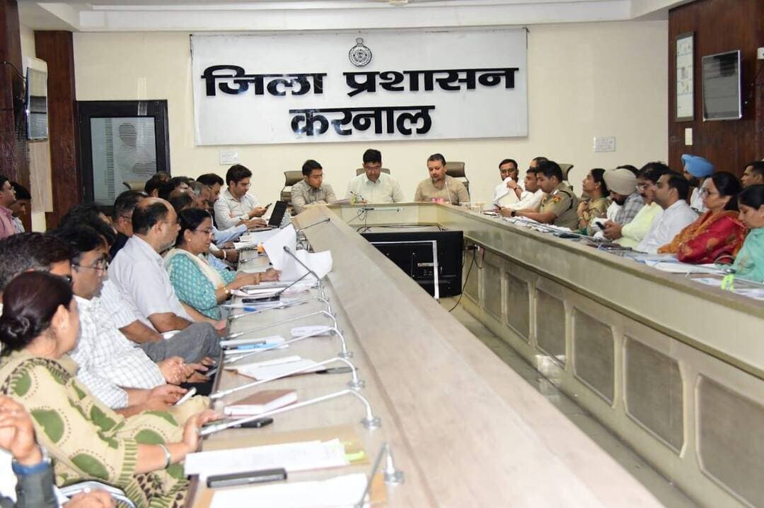 #karnal उपायुक्त डॉ. आनंद कुमार शर्मा की अध्यक्षता में जनसंवाद, सीएम विंडो एवं समाधान शिविर की शिकायतों की समीक्षा बैठक हुई।
अधिकारियों को लंबित शिकायतों का समयबद्ध एवं प्रभावी समाधान करने और एटीआर पोर्टल पर कार्रवाई रिपोर्ट अपलोड करने के निर्देश दिए गए।
#जनसंवाद #करनाल