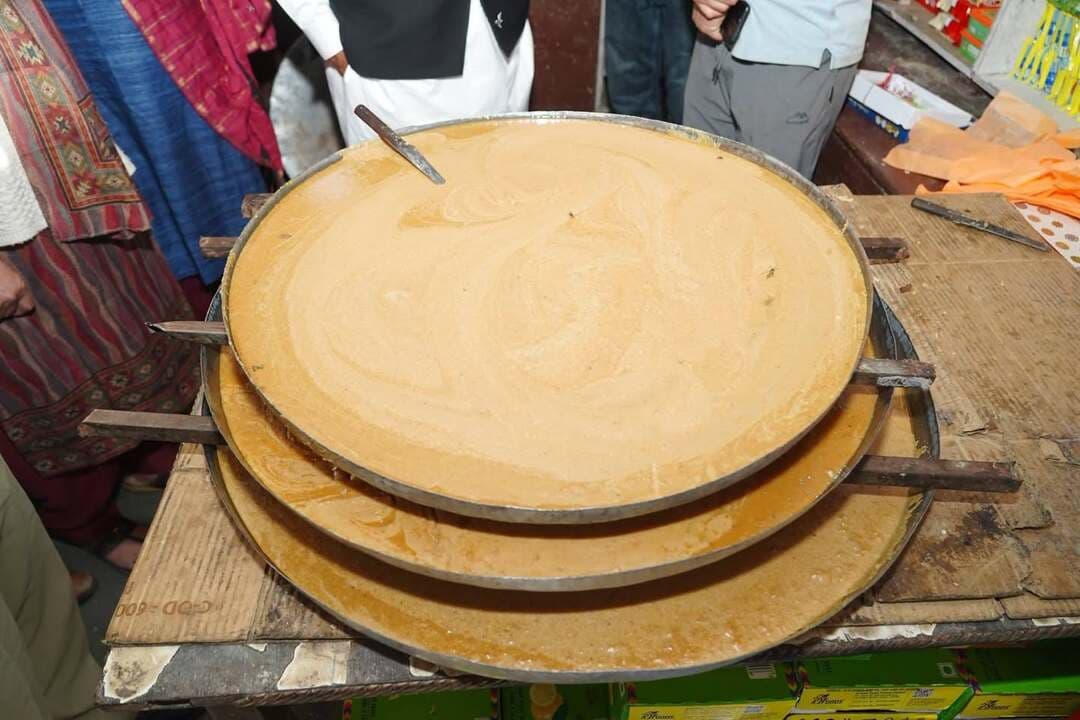 चम्बा प्रवास के दौरान उपमुख्यमंत्री मुकेश अग्निहोत्री जोत स्थित हिमालयन ढाबे पर रुके और वर्षों से पारंपरिक तरीके से तैयार की जा रही देसी बर्फ़ी का स्वाद चखा।
अश्वनी और अनिल का परिवार यहां लंबे समय से देसी बर्फ़ी तैयार कर रहा है। करीब 9 हजार फीट की ऊंचाई पर जोत की दुकानों और ढाबों में रोजाना बड़ी मात्रा में इसकी खपत होती है। चम्बा की वादियों की यह देसी मिठास अपनी अलग पहचान बनाए हुए है।
#viralpost #chamba #shimla #himachalpradesh