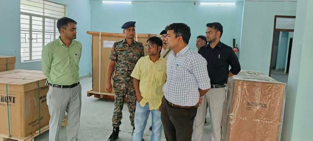 दिनारा टूल एंड ट्रेनिंग सेंटर का डीएम ने किया निरीक्षण, बिजली कनेक्शन की समस्या दूर करने का निर्देश
दिनारा में डीएम दीपक कुमार मिश्रा ने शनिवार को दिनारा प्रखंड स्थित टूल एंड ट्रेनिंग सेंटर का भ्रमण कर केंद्र की व्यवस्थाओं और संचालन की जानकारी ली। इस दौरान उद्योग विभाग के महाप्रबंधक समेत संबंधित अधिकारी मौजूद रहे।
निरीक्षण के दौरान एमएसएमई टूल सेंटर के अधिकारी ने प्रशिक्षण केंद्र में विद्युत कनेक्शन से जुड़ी समस्या से जिलाधिकारी को अवगत कराया। बताया गया कि बिजली से संबंधित समस्या के कारण प्रशिक्षण केंद्र के संचालन में कठिनाई हो रही है। इस पर डीएम ने उद्योग विभाग के महाप्रबंधक को विद्युत विभाग के अधिकारियों से समन्वय स्थापित कर समस्या का समाधान कराने का निर्देश दिया।
जिलाधिकारी ने विद्युत कनेक्शन उपलब्ध कराने की प्रक्रिया को आगे बढ़ाने के लिए विद्युत विभाग को पत्र लिखने का भी निर्देश दिया। उन्होंने कहा कि आवश्यक कार्रवाई कर केंद्र के संचालन में आ रही बाधाओं को दूर किया जाए। टूल एंड ट्रेनिंग सेंटर के माध्यम से स्थानीय युवाओं को तकनीकी एवं औद्योगिक क्षेत्र में प्रशिक्षण का अवसर मिलेगा। आवासीय सुविधा होने से दूर-दराज के युवाओं को भी प्रशिक्षण प्राप्त करने में सहूलियत होगी। इससे युवाओं में तकनीकी कौशल विकसित करने और रोजगार के अवसरों से जुड़ने में मदद मिलने की उम्मीद है।