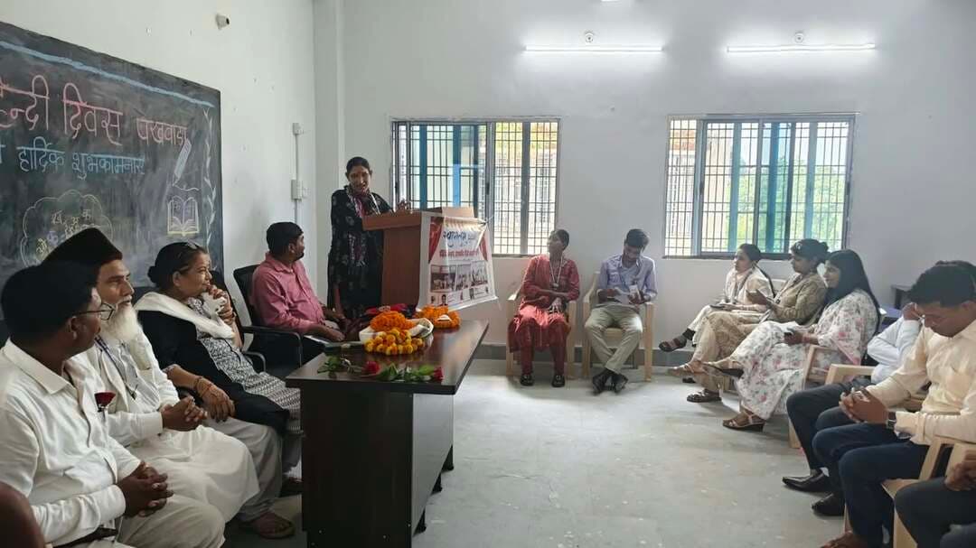 सूर्यपुरा डिग्री कॉलेज में हिंदी दिवस पखवाड़ा, काव्य-पाठ में विद्यार्थियों ने बांधा समां
सूर्यपुरा। राजकीय डिग्री महाविद्यालय, सूर्यपुरा में हिंदी दिवस पखवाड़ा के तहत साहित्यिक एवं रचनात्मक प्रतिभाओं को प्रोत्साहित करने के उद्देश्य से काव्य-पाठ प्रतियोगिता का आयोजन किया गया। प्रतियोगिता में विद्यार्थियों ने उत्साहपूर्वक भाग लिया और अपनी काव्य प्रतिभा, अभिव्यक्ति कौशल एवं रचनात्मक सोच का प्रदर्शन किया।
कार्यक्रम में इंदु तापेश्वर महिला महाविद्यालय की हिंदी विभागाध्यक्ष प्रो. पुष्पा सिंह मुख्य अतिथि के रूप में मौजूद रहीं। उन्होंने हिंदी भाषा के महत्व पर प्रकाश डालते हुए विद्यार्थियों को हिंदी के अधिक से अधिक प्रयोग के लिए प्रेरित किया। उन्होंने काव्य-पाठ के दौरान कई गजल और कविताएं भी प्रस्तुत कीं, जिससे कार्यक्रम का माहौल साहित्यिक और मनोरंजक हो गया।
वहीं अंजिबीत सिंह कॉलेज, बिक्रमगंज के हिंदी विभागाध्यक्ष सहायक प्राध्यापक चंद्रशेखर कुमार ने हिंदी भाषा और साहित्य की उपयोगिता पर अपने विचार रखे। उन्होंने विद्यार्थियों को साहित्यिक गतिविधियों में बढ़-चढ़कर हिस्सा लेने और अपनी रचनात्मक प्रतिभा को निखारने के लिए प्रेरित किया। उन्होंने भी अपनी प्रस्तुति से कार्यक्रम में समां बांधा।
कार्यक्रम की अध्यक्षता महाविद्यालय के प्राचार्य प्रो. अलाउद्दीन अजीज ने की। वहीं प्राचार्य डॉ. प्रो. पुष्पा राणा ‘राशिक’ की भी गरिमामयी उपस्थिति रही। प्रतियोगिता में विद्यार्थियों ने विभिन्न भावों एवं विषयों पर कविताओं का प्रभावशाली पाठ किया। प्रतिभागियों का मूल्यांकन काव्य-पाठ शैली, उच्चारण, भावाभिव्यक्ति, विषय-वस्तु एवं प्रस्तुति के आधार पर किया गया।
प्रतियोगिता में सत्य कुमारी ने प्रथम, नंदनी कुमारी ने द्वितीय तथा नंदनी कुमारी ने तृतीय स्थान प्राप्त किया। महाविद्यालय के सभी छह विषयों के 12 प्राध्यापकों ने भी कार्यक्रम में भाग लिया और विद्यार्थियों का उत्साहवर्धन किया। मंच संचालन सहायक प्राध्यापक प्रभाकर कुमार एवं सहायक प्राध्यापक मिंटू कुमारी ने किया। विजेता विद्यार्थियों को हिंदी दिवस पखवाड़ा के अंतिम कार्यक्रम में सम्मानित किया जाएगा।