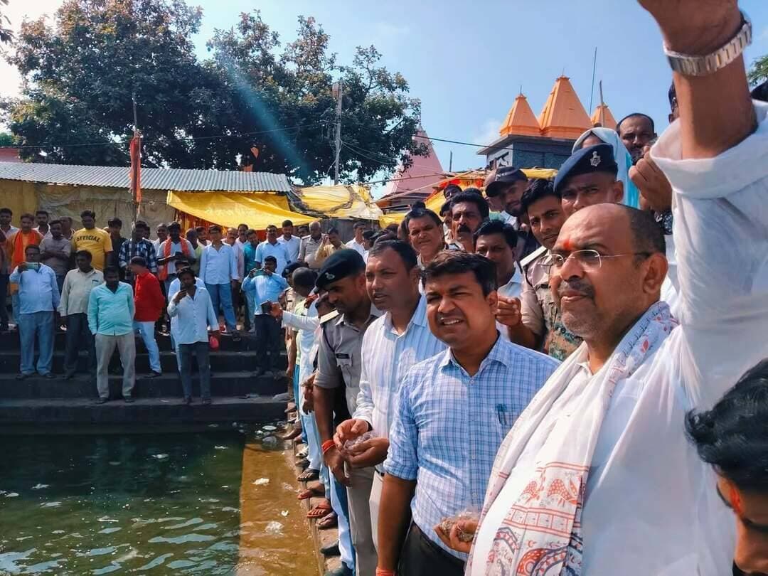 डीएम रोहतास ने भलुनी भवानी धाम का किया निरीक्षण, नवरात्रि-छठ मेले की तैयारियों का लिया जायजा,विधायक आलोक सिंह सिंह रहे मौजूद।
आगामी नवरात्रि एवं छठ महापर्व को लेकर भलुनी भवानी धाम में मेले की तैयारियों और श्रद्धालुओं की सुविधाओं का जायजा लेने के लिए शनिवार को डीएम रोहतास दीपक कुमार मिश्रा ने दिनारा विधायक आलोक कुमार सिंह के साथ धाम का निरीक्षण किया। इस दौरान धाम परिसर के साथ यहां बन रहे इको पार्क का भी निरीक्षण किया गया।
डीएम ने धाम परिसर और आसपास पर्याप्त प्रकाश व्यवस्था सुनिश्चित करने का निर्देश संबंधित पदाधिकारी को दिया। नवरात्रि एवं छठ महापर्व के दौरान श्रद्धालुओं की संभावित भीड़ को देखते हुए शौचालय, पेयजल, साफ-सफाई, यातायात और अन्य आवश्यक सुविधाओं की समुचित व्यवस्था करने पर भी चर्चा हुई। डीएम ने अधिकारियों को निर्देश दिया कि श्रद्धालुओं को किसी प्रकार की असुविधा नहीं हो और सभी आवश्यक व्यवस्थाएं समय से पहले पूरी कर ली जाएं। मेले के दौरान दुकानों को व्यवस्थित एवं निर्धारित स्थल पर लगाने का निर्देश दिया गया। साथ ही धाम परिसर के सौंदर्यीकरण के लिए सटीक एवं व्यवहारिक प्राक्कलन तैयार करने को कहा गया। इको पार्क के निर्माण कार्य की भी जानकारी ली गई और कार्य को गुणवत्तापूर्ण तरीके से पूरा कराने पर जोर दिया गया। डीएम ने नवरात्रि एवं छठ महापर्व के दौरान विधि-व्यवस्था और यातायात व्यवस्था को लेकर अनुमंडल पदाधिकारी, बिक्रमगंज को समुचित कार्ययोजना तैयार करने का निर्देश दिया। उन्होंने संबंधित अधिकारियों को सभी आवश्यक व्यवस्थाएं समय से पूरा करने को कहा।बता दें कि भलुनी भवानी धाम को पर्यटन स्थल के रूप में विकसित करने की दिशा में दिनारा विधायक आलोक कुमार सिंह का प्रयास लगातार जारी है। इसी कड़ी में धाम परिसर में विकास एवं सौंदर्यीकरण के कार्यों के साथ इको पार्क का निर्माण कराया जा रहा है।
निरीक्षण के दौरान अनुमंडल पदाधिकारी बिक्रमगंज, विशेष कार्य पदाधिकारी सहित अन्य संबंधित पदाधिकारी एवं अधिकारी मौजूद रहे। इसी मौके पर मुखिया प्रतिनिधि अमित राय ने डीएम और विधायक को अंगवस्त्र देकर सम्मानित किया।