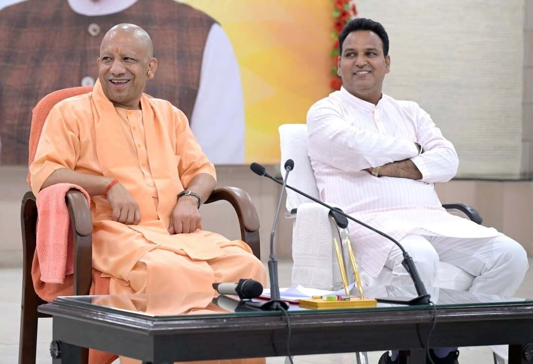 भारत दर्शन कार्यक्रम के तहत देवप्रयाग के मेधावी छात्रों ने की मुख्यमंत्री योगी आदित्यनाथ से मुलाकात
देवप्रयाग। भारत दर्शन कार्यक्रम के तहत देवप्रयाग क्षेत्र के मेधावी छात्र-छात्राओं ने उत्तर प्रदेश के मुख्यमंत्री योगी आदित्यनाथ से मुलाकात की। इस दौरान मुख्यमंत्री ने विद्यार्थियों से संवाद करते हुए उनकी पढ़ाई, भविष्य के लक्ष्य और भारत भ्रमण के अनुभवों के बारे में जानकारी ली।
विधायक विनोद कंडारी की पहल पर आयोजित भारत दर्शन कार्यक्रम के अंतर्गत मेधावी विद्यार्थियों को देश के विभिन्न ऐतिहासिक, धार्मिक और सांस्कृतिक स्थलों का भ्रमण कराया जा रहा है। इसी क्रम में छात्रों ने उत्तर प्रदेश पहुंचकर मुख्यमंत्री योगी आदित्यनाथ से मुलाकात की।
मुख्यमंत्री से मुलाकात को लेकर छात्र-छात्राओं में खासा उत्साह देखने को मिला। विद्यार्थियों ने कहा कि भारत दर्शन यात्रा उनके लिए यादगार अनुभव है। इस यात्रा के माध्यम से उन्हें देश की विविध संस्कृति, इतिहास और विरासत को करीब से जानने का अवसर मिल रहा है।
इस दौरान मुख्यमंत्री योगी आदित्यनाथ ने विद्यार्थियों को मन लगाकर पढ़ाई करने, अपने लक्ष्य के प्रति समर्पित रहने और देश के विकास में योगदान देने के लिए प्रेरित किया। मुलाकात के बाद विद्यार्थियों ने मुख्यमंत्री के साथ अपने अनुभव साझा किए और इस अवसर को अपने जीवन की महत्वपूर्ण स्मृति बताया।