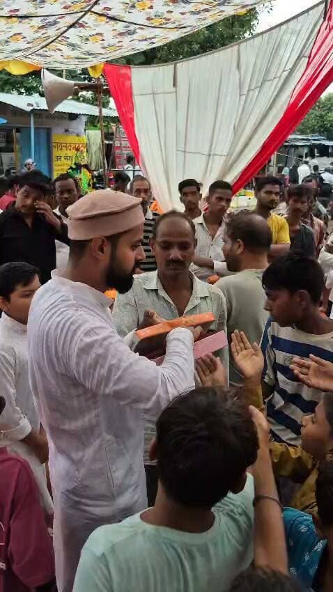 *बलिया: कारगिल शहीद इम्तियाज अहमद खान का 26वां शहादत दिवस श्रद्धा के साथ मनाया गया*
दैनिक देश मोर्चा - सुरेंद्र कुमार गुप्ता ब्यूरो प्रमुख।
*बहेरी उर्फ प्रेमचक (उमरगंज), गड़वार, बलिया।* कारगिल युद्ध के अमर शहीद इम्तियाज अहमद खान का 26वां शहादत दिवस उनके पैतृक गांव बहेरी उर्फ प्रेमचक, उमरगंज में श्रद्धा और सम्मान के साथ मनाया गया। कार्यक्रम का आयोजन शहीद के भतीजे मोहम्मद महताब के नेतृत्व में किया गया।
श्रद्धांजलि सभा में स्थानीय ग्रामीणों, परिजनों और गणमान्य लोगों ने शहीद के तैलचित्र पर माल्यार्पण कर भावभीनी श्रद्धांजलि अर्पित की और दो मिनट का मौन रखकर आत्मा की शांति के लिए प्रार्थना की।
सभा को संबोधित करते हुए शहीद के पिता अब्दुल जलील खान ने कहा कि "मेरा बेटा देश की सीमाओं की रक्षा करते हुए शहीद हुआ। इम्तियाज का सर्वोच्च बलिदान क्षेत्र ही नहीं पूरे देश के लिए गर्व का विषय है। उनका त्याग आने वाली पीढ़ियों के लिए देशभक्ति की प्रेरणा रहेगा।"
आयोजक मोहम्मद महताब ने कहा कि "चाचा शहीद इम्तियाज अहमद खान की शहादत पर पूरे परिवार और क्षेत्र को गर्व है। उनकी स्मृति को जीवंत बनाए रखने के लिए हर वर्ष यह आयोजन किया जाता है।"
चंदौली से आए CRPF के ASI अशफाक खान ने कहा कि देश के नागरिकों की सुरक्षा के लिए हम सदैव समर्पित हैं और शहीद परिवार की सुरक्षा के लिए CRPF यूनिट हमेशा खड़ी है।
*इस अवसर पर मुख्य रूप से उपस्थित रहे:* इसरार अहमद (प्रधान उमरगंज), अय्यूब शेख (समाजसेवी), सुऐब शेख, रहमतुल्ला उर्फ लाल बाबू (पूर्व प्रधान प्रत्याशी), सरफराज खान उर्फ मिंटू (जिला पंचायत सदस्य वार्ड-51), रामजी गुप्ता (प्रदेश सचिव, सपा), जलालुद्दीन शेख (प्रधान परमंदापुर), फैजान खान (पूर्व PSO, ARMY), इशहाक खान (CRPF), मिराज उर्फ सोनू, बिलाल शेख, नियाज अहमद खान, अदालत खान, साजिद, शाहिद अली खान, वाहिद खान, अताउल हसन (जिला सचिव AIMIM), सोनू वर्मा, रंजन वर्मा सहित सैकड़ों ग्रामीण।