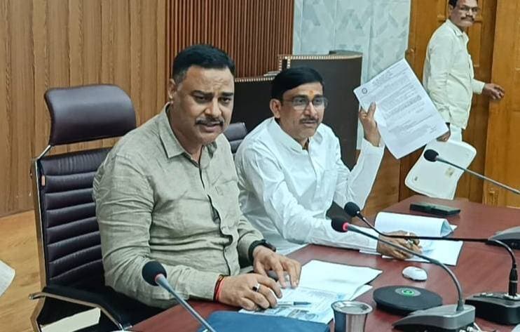 अमृत योजना की लापरवाही पर DM सख्त, 4 JE पर प्रतिकूल प्रविष्टि
मीरजापुर। अमृत योजना के कार्यों से सड़कों की बदहाल स्थिति और जनता को हो रही परेशानी पर नगर पालिका अध्यक्ष श्यामसुंदर केशरी की नाराजगी के बाद जिलाधिकारी ने अधिकारियों की बैठक बुलाकर कड़ी कार्रवाई की।
बैठक में कार्यों की समीक्षा के दौरान लापरवाही मिलने पर चार जेई के खिलाफ प्रतिकूल प्रविष्टि, एक्सईएन को शो-कॉज नोटिस और एई को चेतावनी दी गई। बैठक में नपाध्यक्ष श्यामसुंदर केशरी और ईओ जी. लाल सहित अमृत योजना से जुड़े अधिकारी मौजूद रहे।
नपाध्यक्ष ने सड़कों की खुदाई के बाद समय से मरम्मत न होने, आवागमन बाधित होने तथा सीवर जाम और जलभराव की समस्या का मुद्दा उठाया। डीएम ने अधिकारियों को कार्यों में तेजी लाने, गुणवत्ता बनाए रखने और खोदी गई सड़कों को तत्काल दुरुस्त कराने के निर्देश दिए।
#मिर्जापुर #अमृतयोजना #नगरपालिका #श्यामसुंदरकेशरी #DMMirzapur #जनसमस्या #TodayMirzapurNews