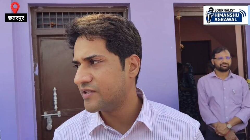 छतरपुर सागर कमिश्नर दिलीप कुमार ने केन बेतवा परियोजना के नई बसाहट और पुनर्वास की देखी जमीनी स्थिति जमीन पर बैठकर सुनी समस्याएं, जरूरी दिशा निर्देश दिए लोगों से की बातचीत कलेक्टर में मृणाल मीना सहित प्रशासन का अमला रहा मौजूद