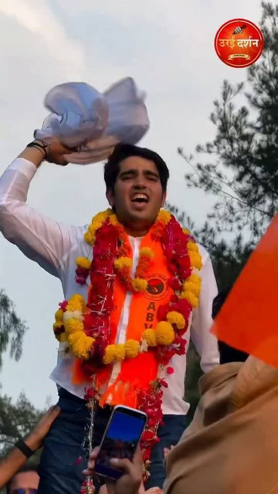 डूसू चुनाव में ABVP का 3-1 से दबदबा, यश डबास अध्य्क्ष; निर्दलीय दीपांशु शौकीन ने जीता उपाध्यक्ष पद
रिया छावड़ी सचिव और लक्ष्य राज सिंह संयुक्त सचिव; NSUI को नहीं मिली कोई सीट
नई दिल्ली। दिल्ली विश्वविद्यालय छात्र संघ (DUSU) चुनाव 2026 के परिणाम शनिवार को घोषित कर दिए गए। चार प्रमुख पदों के परिणाम में अखिल भारतीय विद्यार्थी परिषद (ABVP) ने तीन पदों पर जीत दर्ज की, जबकि उपाध्यक्ष पद पर निर्दलीय उम्मीदवार दीपांशु शौकीन ने बाजी मारी। NSUI चारों प्रमुख पदों में से किसी पर भी जीत हासिल नहीं कर सकी।
अध्यक्ष पद पर ABVP के यश डबास ने 24,576 वोट हासिल कर NSUI के विजय शंकर मीणा को 2,053 वोटों से हराया। मीणा को 22,523 वोट मिले। सचिव पद पर ABVP की रिया छावड़ी 21,650 वोटों के साथ विजयी रहीं, जबकि संयुक्त सचिव पद पर लक्ष्य राज सिंह ने जीत दर्ज की।
निर्दलीय दीपांशु शौकीन ने चौंकाया: उपाध्यक्ष पद का परिणाम इस चुनाव का सबसे चर्चित पहलू रहा। निर्दलीय उम्मीदवार दीपांशु शौकीन ने 30,615 वोट हासिल कर जीत दर्ज की। उन्होंने ABVP के इशू मौर्य और NSUI के वीर छत्रथ को पीछे छोड़ा। मौर्य को 16,910 और छत्रथ को 4,313 वोट मिले। शौकीन पहले NSUI से टिकट की मांग कर चुके थे, लेकिन टिकट नहीं मिलने के बाद उन्होंने निर्दलीय उम्मीदवार के तौर पर चुनाव लड़ा। परिणाम में उन्हें बड़ी संख्या में छात्रों का समर्थन मिला।
जीत के बाद क्या बोले यश डबास?; अध्यक्ष पद पर जीत के बाद यश डबास ने इसे राष्ट्रभक्ति और संगठन की सामूहिक शक्ति की जीत बताया। उन्होंने कहा कि उनकी प्राथमिकता दिल्ली विश्वविद्यालय के कॉलेजों, हॉस्टलों और PG में सुरक्षा ऑडिट कराना होगी। डबास ने कहा कि हाल की घटनाओं को देखते हुए छात्रों की सुरक्षा पर विशेष ध्यान देने की जरूरत है। उन्होंने हर कॉलेज, हॉस्टल और PG की सुरक्षा व्यवस्था की समीक्षा कराने की बात कही। उनकी ओर से छात्र सुरक्षा को प्राथमिकता बताया गया है।
डूसू चुनाव 2026 में प्रमुख विजेता
- अध्यक्ष: यश डबास — ABVP — 24,576 वोट
- उपाध्यक्ष: दीपांशु शौकीन — निर्दलीय — 30,615 वोट
- सचिव: रिया छावड़ी — ABVP — 21,650 वोट
- संयुक्त सचिव: लक्ष्य राज सिंह — ABVP — 16,615 वोट
मतदान 18 सितंबर को हुआ था और 19 सितंबर को मतगणना पूरी होने के बाद परिणाम घोषित किए गए। इस वर्ष मतदान प्रतिशत 40.46% रहा।
#abvp #delhiuniversity #dusu #yashdabas #studentpower