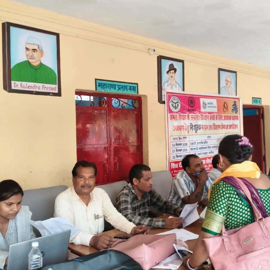 दिव्यांग बच्चों के लिए उपकरणों का मापन कैंप, 89 बच्चे चिन्हित
124 सहायक उपकरणों के लिए हुआ पंजीकरण, एलिम्को कानपुर की टीम ने किया परीक्षण
उरई। दिव्यांग बच्चों को उनकी जरूरत के अनुरूप सहायक उपकरण उपलब्ध कराने की पहल के तहत उच्च प्राथमिक विद्यालय उसरगांव में मापन एवं पंजीकरण शिविर आयोजित किया गया। राज्य परियोजना कार्यालय के निर्देश पर बेसिक शिक्षा विभाग और एलिम्को कानपुर के संयुक्त सहयोग से आयोजित शिविर में चार विकासखंडों व दो नगर क्षेत्रों से पहुंचे 89 दिव्यांग बच्चों का परीक्षण कर 124 उपकरणों के लिए चयन किया गया।
शिविर में महेवा, कदौरा, डकोर विकासखंड के साथ नगर क्षेत्र कालपी और उरई के दिव्यांग बच्चों ने प्रतिभाग किया। विशेषज्ञों ने बच्चों की शारीरिक एवं आवश्यकताओं के अनुसार उपकरणों का परीक्षण किया। चयनित बच्चों को ट्राई साइकिल, व्हीलचेयर, बैसाखी, कैलीपर्स, ब्रेल किट, रोलेटर, सीपी चेयर, हियरिंग एड और टीएलएम किट सहित अन्य सहायक उपकरण उपलब्ध कराए जाएंगे।
जिला बेसिक शिक्षा अधिकारी विकास चौधरी के निर्देश पर जिला समन्वयक शिवदीन चौधरी के नेतृत्व में स्पेशल एजुकेटरों ने बच्चों के पंजीकरण और मापन की प्रक्रिया में सहयोग किया। एलिम्को कानपुर की टीम में गौरव कुमार, ऑडियोलॉजिस्ट राजू कुमार, विश्वास मसीह और डाटा मैन मुकेश कुमार शामिल रहे। टीम ने बच्चों का परीक्षण करने के साथ उनका ऑनलाइन पंजीकरण भी किया।
शिविर को सफल बनाने में स्पेशल एजुकेटर संदीप दीक्षित, दीपक पांडे, मनीष कुमार, वर्षा बिश्नोई, कपूरी देवी, जगत सिंह पाल, ब्रह्मानंद और अंकित सिंह की महत्वपूर्ण भूमिका रही। इसके अलावा मायादेवी, मनोज कुमार, विकास कुमार वर्मा, रामजीलाल श्रीवास्तव, कमलेश कुशवाहा, अर्चना यादव, आरती सिंह और गोमती देवी ने भी व्यवस्थाओं में सहयोग किया।