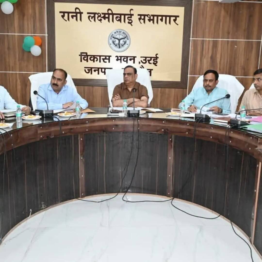 विकास परियोजनाओं में अब तारीख नहीं, परिणाम की होगी समीक्षा: डीएम समीर
90 प्रतिशत से अधिक पूर्ण कार्य 15 अक्टूबर तक पूरे करने के निर्देश, देरी पर तय होगी जवाबदेही
उरई (जालौन)। जिलाधिकारी समीर ने विकास भवन स्थित रानी लक्ष्मीबाई सभागार में एक करोड़ रुपये से अधिक लागत वाली महत्वपूर्ण एवं निर्माणाधीन विकास परियोजनाओं की समीक्षा की। उन्होंने अधिकारियों को स्पष्ट निर्देश दिए कि अब परियोजनाओं की समीक्षा केवल कागजी प्रगति के आधार पर नहीं, बल्कि धरातल पर कार्य की वास्तविक स्थिति, गुणवत्ता और उससे आमजन को मिल रहे लाभ के आधार पर की जाएगी।
जिलाधिकारी ने 90 प्रतिशत से अधिक पूर्ण परियोजनाओं को प्रत्येक दशा में 15 अक्टूबर तक पूरा कराने के निर्देश दिए। उन्होंने कहा कि पूर्ण हो चुकी परियोजनाओं की आवश्यक औपचारिकताएं तत्काल पूरी कर उन्हें संबंधित विभाग को हस्तांतरित किया जाए। वहीं कम प्रगति वाली परियोजनाओं के लिए विशेष कार्ययोजना तैयार कर नियमित मॉनिटरिंग सुनिश्चित करने को कहा।
समीक्षा के दौरान डायट जालौन की 14 प्रतिशत, राजकीय हाईस्कूल खारका के उच्चीकरण की शून्य तथा मुख्यमंत्री अभ्युदय कम्पोजिट विद्यालय की 5.5 प्रतिशत प्रगति सामने आने पर जिलाधिकारी ने संबंधित अधिकारियों को कार्य में तेजी लाने के निर्देश दिए। उन्होंने कहा कि भूमि, बजट, तकनीकी स्वीकृति अथवा विभागीय समन्वय से संबंधित कोई समस्या है तो उसका तत्काल समाधान कराया जाए।
गोपालपुर, बंधा स्थित गौ संरक्षण केंद्र के निर्माण में अनावश्यक देरी पर जिलाधिकारी ने कार्यदायी संस्था उत्तर प्रदेश राज्य निर्माण एवं श्रम विकास सहकारी संघ लिमिटेड को ब्लैकलिस्ट करने के निर्देश दिए। वहीं आवास विकास कार्यदायी संस्था को मिनी स्टेडियम का निर्माण 10 अक्टूबर तक पूरा कराने के निर्देश दिए।
बैठक में जल निगम अर्बन के अधिशासी अभियंता हिमांशु नेगी तथा सिडको के अधिशासी अभियंता जे.बी. सिंह की अनुपस्थिति पर स्पष्टीकरण तलब किया गया। जिलाधिकारी ने सभी अधिकारियों को स्वयं मौके पर जाकर निर्माण कार्यों का सत्यापन करने तथा फोटो सहित अद्यतन प्रगति रिपोर्ट उपलब्ध कराने के निर्देश दिए।
उन्होंने कहा कि सरकारी धनराशि का प्रभावी उपयोग करते हुए निर्धारित समयसीमा में गुणवत्तापूर्ण निर्माण कराना और उसका लाभ आमजन तक पहुंचाना प्रशासन की सर्वोच्च प्राथमिकता है। परियोजनाओं में अनावश्यक देरी किसी भी स्थिति में स्वीकार नहीं की जाएगी और लापरवाही की स्थिति में जवाबदेही तय की जाएगी।
District Magistrate/District Election Officer, Jalaun