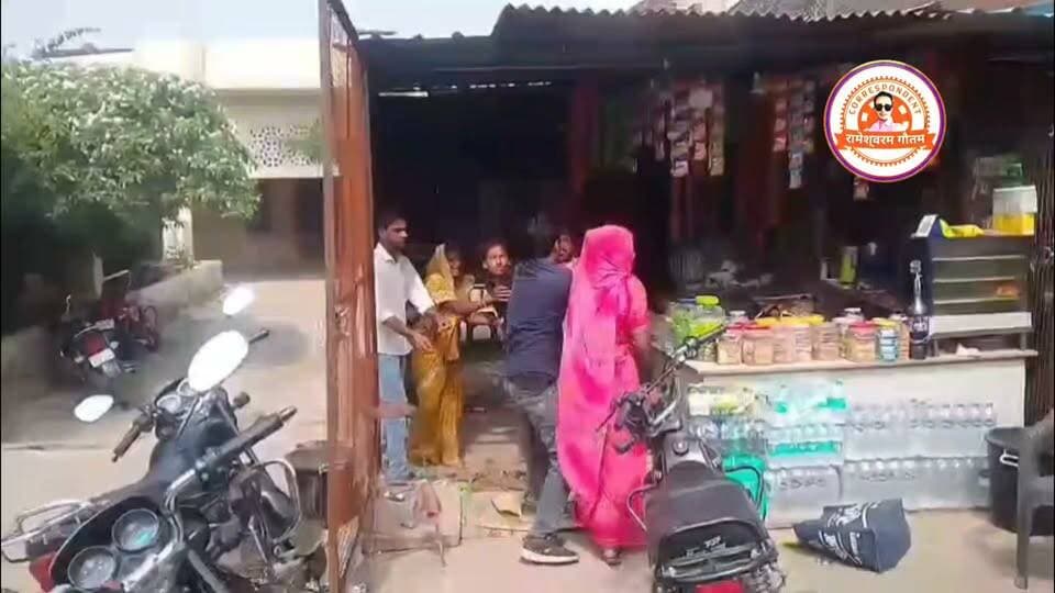एटा-मक्के के भुट्टे के लिए भिड़े दो पक्ष,जमकर चले लात घूंसे,वीडियो सोशल मीडिया पर वायरल।