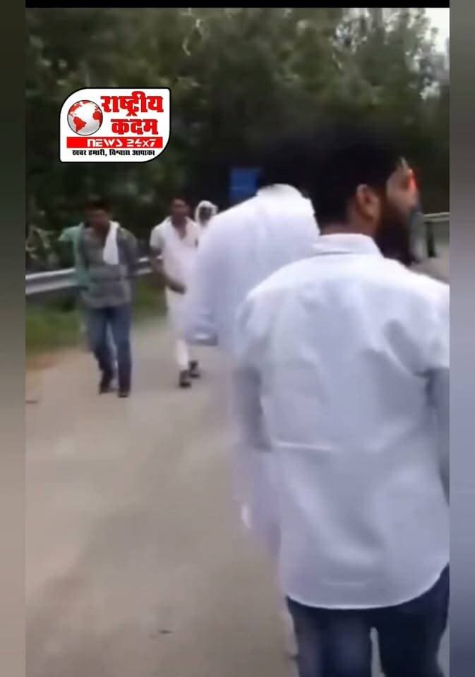 किसानों की ट्रैक्टर-ट्रॉलियां रोके जाने का पुराना वीडियो चर्चा में, अर्जुन सिंह मौके पर पहुंचे, पूर्व विधायक अर्जुन सिंह गुर्जर का एक पुराना वीडियो सोशल मीडिया पर चर्चा में है। वीडियो में दावा किया जा रहा है कि अधिकारियों द्वारा किसानों की ट्रैक्टर-ट्रॉलियां रोके जाने की सूचना मिलने के बाद किसानों ने अर्जुन सिंह से फोन पर संपर्क किया। वीडियो के अनुसार, सूचना मिलते ही अर्जुन सिंह मौके पर पहुंचे और अधिकारियों से बातचीत की। इसके बाद किसानों की ट्रैक्टर-ट्रॉलियों को वहां से जाने दिया गया। समर्थकों का कहना है कि यह वीडियो अर्जुन सिंह के उस पुराने बयान से जुड़ा है, जिसमें वे अपने कार्यकाल के दौरान किसानों और मजदूरों की समस्याओं को लेकर प्रशासन के सामने खड़े होने की बात कहते रहे हैं।
🎥 देखें पुराना वीडियो और जानिए पूरा मामला…
#ArjunSinghGurjar #अर्जुनसिंहगुर्जर #किसान #किसानमुद्दा #ट्रैक्टरट्रॉली #गुर्जरसमाज #यमुनानगर #हरियाणा #Farmers #ViralVideo #OldVideo #NewsUpdate