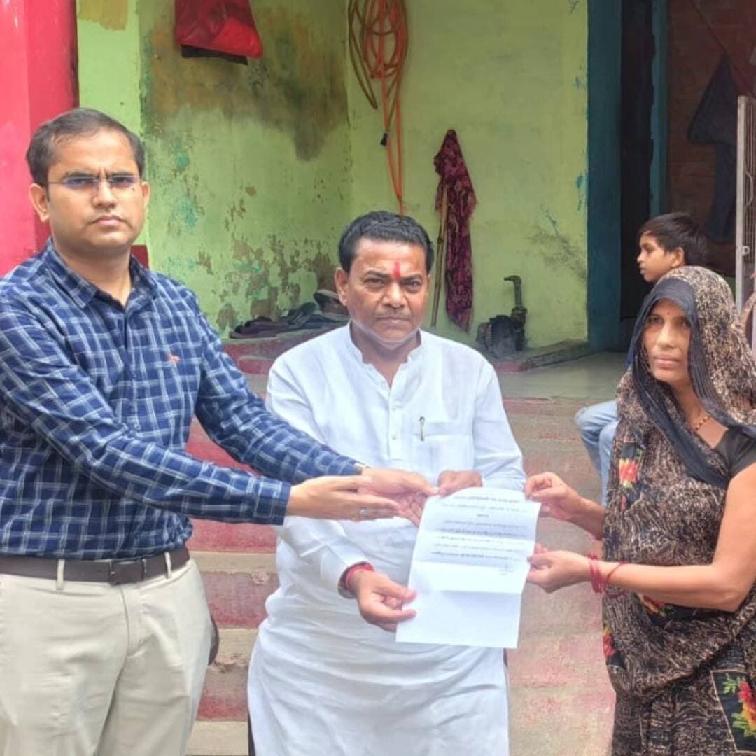 हादसों में जान गंवाने वालों के परिजनों को मिली चार-चार लाख की सहायता
विधायक और एसडीएम ने घर पहुंचकर पूरी कराई सहायता राशि की प्रक्रिया
कोंच। कस्बे में हाल ही में हुए दो अलग-अलग हादसों में जान गंवाने वाले मृतकों के परिजनों को शासन की ओर से दैवीय आपदा सहायता राशि उपलब्ध कराई गई। शुक्रवार को विधायक मूलचंद निरंजन ने एसडीएम अभिनव कुमार के साथ दोनों मृतकों के घर पहुंचकर उनके आश्रितों के खातों में चार-चार लाख रुपये की सहायता राशि भेजने की औपचारिकता पूरी की। विधायक मूलचंद निरंजन ने कहा कि सरकार की प्राथमिकता आपदा और हादसों में अपनों को खोने वाले परिवारों को तत्काल राहत पहुंचाना है। किसी परिवार के सदस्य को खोने की पीड़ा आर्थिक सहायता से कम नहीं हो सकती, लेकिन संकट की घड़ी में शासन की ओर से मिलने वाली सहायता परिवार के लिए कुछ सहारा जरूर बनती है। उन्होंने कहा कि प्रशासन और जनप्रतिनिधि पीड़ित परिवारों के साथ खड़े हैं। गौरतलब है कि 8 सितंबर को ग्राम लौना निवासी मजदूर दौलत सिंह की कोंच-नदीगांव रोड स्थित सिकरी पुलिया के पास नाले में गिरने से मौत हो गई थी। वहीं गांधीनगर निवासी मंगल सिंह घर से बाजार के लिए निकले थे बताया गया तभी मंलगा नाले में गिर गए थे 10 सितंबर को उनका लापता शव एसआरपी कॉलेज के पीछे नर्सरी के समीप मलंगा नाले में मिला था। एसडीएम अभिनव कुमार ने बताया कि दोनों मृतकों के परिजनों के खातों में दैवीय आपदा के तहत चार-चार लाख रुपये की सहायता राशि भेज दी गई है।