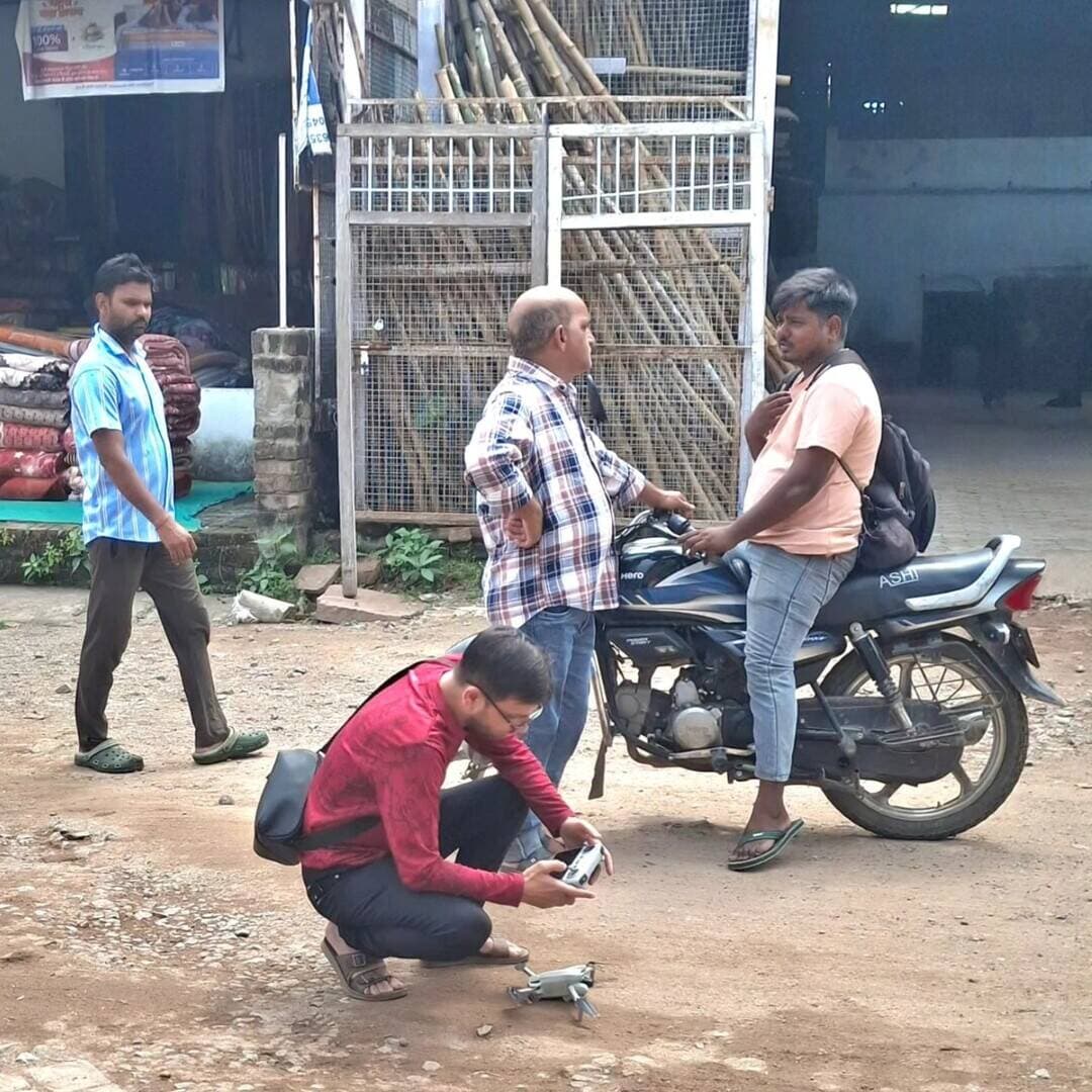 रेलवे की टेक्नीशियन टीम ने किया मियागंज क्षेत्र का निरीक्षण
प्रस्तावित बाउंड्रीवाल को लेकर ड्रोन से कराया सर्वे, दुकानदारों से भी ली जानकारी
कोंच। रेलवे विभाग की टेक्नीशियन टीम ने शुक्रवार को नगर के मियागंज क्षेत्र में प्रस्तावित बाउंड्रीवाल के निर्माण को लेकर निरीक्षण किया। टीम ने मौके पर पहुंचकर बाउंड्रीवाल के आसपास की स्थिति का जायजा लेने के साथ निर्माण से संबंधित आवश्यक जानकारी जुटाई।
निरीक्षण के दौरान रेलवे अधिकारियों और कर्मचारियों ने पूरे मियागंज क्षेत्र का ड्रोन के माध्यम से सर्वे कराया। ड्रोन सर्वे में बाउंड्रीवाल के आसपास की भौगोलिक स्थिति, रेलवे की भूमि और वर्तमान निर्माण की स्थिति का जायजा लिया गया। टीम ने बाउंड्रीवाल में हुई क्षति का भी आकलन किया, ताकि आगे की कार्रवाई और निर्माण कार्य को निर्धारित प्रक्रिया के तहत आगे बढ़ाया जा सके। रेलवे टीम ने बाउंड्रीवाल के आसपास स्थित दुकानदारों और व्यापारियों से भी बातचीत की। अधिकारियों ने क्षेत्र की वर्तमान स्थिति, बाउंड्रीवाल से जुड़ी समस्याओं और निर्माण को लेकर उनकी जानकारी ली। मौके से जुटाई गई जानकारी को सर्वे रिपोर्ट में शामिल करने की प्रक्रिया की गई। रेलवे की तकनीकी टीम के निरीक्षण और ड्रोन सर्वे को लेकर मियागंज क्षेत्र में दिनभर चर्चा बनी रही। निरीक्षण के बाद टीम ने आवश्यक बिंदुओं को दर्ज किया और संबंधित अधिकारियों को रिपोर्ट उपलब्ध कराने की बात कही। तकनीकी जांच पूरी होने के बाद बाउंड्रीवाल के निर्माण को लेकर रेलवे विभाग की ओर से आगे की कार्रवाई की जाएगी।