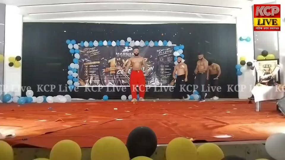 কাঞ্চনপুরে MMF gym-এদ প্রথম বর্ষপূর্তি উদযাপন অনুষ্ঠানে অতিথিদের বডিবিল্ডিং পোজ-এর কিছু মুহুর্ত। । part 3
গত এক বছর ধরে কাঞ্চনপুরের শরীরচর্চাপ্রেমীদের জন্য গুরুত্বপূর্ণ ভূমিকা পালন করে আসছে মার্শাল মাসল ফ্যাক্টরি নামক জিম সেন্টার। শরীরচর্চার পাশাপাশি সুস্থ ও স্বাস্থ্যকর জীবনযাপনের প্রতি তরুণ প্রজন্মকে উৎসাহিত করে আসছে এই প্রতিষ্ঠান।
শনিবার সন্ধ্যায় কাঞ্চনপুর টাউন হলে জমকালো আয়োজনের মধ্য দিয়ে উদযাপিত হয় মার্শাল মাসল ফ্যাক্টরির প্রথম বর্ষপূর্তি অনুষ্ঠান। অনুষ্ঠানে জিমের সদস্য, অভিভাবক ও বিশিষ্ট অতিথিদের উপস্থিতিতে ছিল নৃত্য,সংগীত পরিবেশনের আয়োজন। পাশাপাশি শিল্পীদের পুরস্কার বিতরণও করা হয়।
#dharmanagar #kanchanpur #panisagar
#dharmanagar #kanchanpur #panisagar