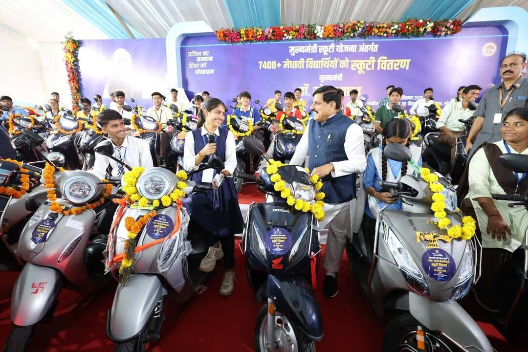 #मुख्यमंत्री_स्कूटी_योजना_mp अंतर्गत 7,400 से अधिक मेधावी विद्यार्थियों को मिली स्कूटी की सौगात
मुख्यमंत्री डॉ. यादव ने मेधावी विद्यार्थियों से किया संवाद
मुरैना जिले के 154 मेधावी विद्यार्थियों को मिली स्कूटी की सौगात
CM Madhya Pradesh Dr Mohan Yadav ने कहा है कि विद्यार्थियों की मेहनत और उपलब्धियों को पुरस्कृत करना परिवार, समाज और सरकार का दायित्व है। विद्यार्थियों के सपनों को पूरा करने के लिए आवश्यक संसाधन और अवसर उपलब्ध कराने के लिए राज्य सरकार संकल्पित है। आर्थिक कठिनाइयों अथवा संसाधनों की कमी के कारण किसी भी प्रतिभावान विद्यार्थी की प्रगति नहीं रुकनी चाहिए। मेधावी विद्यार्थियों को प्रदान की जा रही स्कूटी केवल आवागमन का साधन नहीं, बल्कि उनकी प्रतिभा और परिश्रम के पुरस्कार के साथ आत्मविश्वास और उज्ज्वल भविष्य के लिए प्रोत्साहन है। मुख्यमंत्री डॉ. यादव भोपाल के सुभाष स्कूल में शासकीय हायर सेकेंडरी स्कूलों में कक्षा-12वीं में उत्कृष्ट प्रदर्शन करने वाले विद्यार्थियों को मुख्यमंत्री स्कूटी योजना अंतर्गत स्कूटी वितरण के राज्य स्तरीय कार्यक्रम को संबोधित कर रहे थे। योजना का लाभ प्राप्त करने के लिए विद्यार्थियों को कक्षा 12 वीं में प्रथम प्रयास में ही 70 प्रतिशत या उससे अधिक अंक के साथ स्कूल में प्रथम स्थान पर आना जरूरी है। मुख्यमंत्री डॉ. यादव द्वारा शनिवार को समारोहपूर्वक प्रदेश के 7400 से अधिक मेधावी विद्यार्थियों को स्कूटी वितरित की गई।
इनमें मुरैना जिले के 154 छात्र-छात्राओं को स्कूटी के लिए मुख्यमंत्री के द्वारा राशि हस्तांतरित की गई। जिसमें छात्र की पसंद के अनुसार स्कूटी क्रय करने की बात कही। कार्यक्रम का शासकीय उत्कृष्ट उच्चतर माध्यमिक विद्यालय क्रमांक 01 मुरैना में लाइव प्रसारण बच्चों ने देखा।
कक्षा की सफलता से कैरियर के सपनों तक, विद्यार्थियों को सतत प्रोत्साहन
मुख्यमंत्री डॉ. यादव ने कहा कि मुख्यमंत्री स्कूटी योजना उन विद्यार्थियों के परिश्रम और प्रतिभा का सम्मान है, जिन्होंने कठिन परिस्थितियों में अध्ययन कर के बीच अपने परिवार और समाज को गौरवान्वित किया है। उन्होंने कहा कि हमारी सरकार विद्यार्थियों को निरूशुल्क किताबें, गणवेश और साइकिलें भी उपलब्ध करा रही है, ताकि आर्थिक परिस्थितियां उनकी पढ़ाई में बाधा न बनें। आज प्रदेश के बच्चे पढ़-लिखकर पारंपरिक व्यवसायों और खेती-किसानी में भी नई संभावनाएं तलाश रहे हैं। कई विद्यार्थी एग्रीकल्चर स्टार्ट-अप शुरू कर परिवार की आय बढ़ाने का सपना देख रहे हैं। आधुनिक तकनीक और नवाचार से कृषि को लाभ का बेहतर माध्यम बनाया जा सकता है। मुख्यमंत्री डॉ. यादव ने विद्यार्थियों के आत्मविश्वास और भविष्य के प्रति उनकी स्पष्ट सोच की सराहना करते हुए कहा , हमारे लिए प्रसन्नता की बात है कि किसान और सामान्य परिवारों से आने वाले विद्यार्थी भी आज चार्टेड एकांटेंट, चिकित्सक, अधिवक्ता, कृषि वैज्ञानिक और उद्यमी बनने के सपने देख रहे हैं। विद्यार्थियों की यह सोच नए और आत्मनिर्भर मध्यप्रदेश की पहचान है। देश और प्रदेश का भविष्य युवाओं के हाथों में है। विद्यार्थियों को बड़े सपने देखने के साथ उन्हें साकार करने के लिए परिश्रम, अनुशासन और आत्मविश्वास के साथ आगे बढ़ना चाहिए।
बेटियों को स्कूटी मिलने से उनका आत्मविश्वास बढ़ेगा
मुख्यमंत्री डॉ. यादव ने कहा कि बेटियों को शिक्षा और आगे बढ़ने के अवसर मिलने से केवल उनका जीवन नहीं बदलता, बल्कि पूरे परिवार और समाज का वातावरण सकारात्मक बनता है। मेधावी बेटियों को स्कूटी मिलने से उनका आत्मविश्वास बढ़ेगा और उच्च शिक्षा की दिशा में आगे बढ़ने की राह अधिक सुगम होगी। राज्य सरकार विद्यार्थियों को न्यूनतम आवश्यक संसाधन उपलब्ध कराकर उन्हें आत्मनिर्भर और समर्थ बनाना चाहती है।
#JansamparkMP #morena2026 #Morena #MadhyaPradesh Jansampark Madhya Pradesh