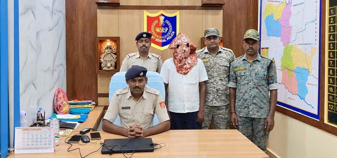 *৬ লক্ষ টাকা তোলাবাজির চিঠি, পোস্ট অফিসের CCTV সূত্রে গ্রেফতার অভিযুক্ত*
Bengal icon news,জয়পুর (পুরুলিয়া): লাল কালিতে লেখা একটি হুমকির চিঠি। দাবি ছয় লক্ষ টাকা। টাকা না দিলে খুনের হুমকি। সেই চিঠির খামই শেষ পর্যন্ত ধরিয়ে দিল অভিযুক্তকে।
১৫ সেপ্টেম্বর জয়পুর থানার এলাকার এক বাসিন্দা পুলিশের কাছে অভিযোগ জানান, Speed Post-এর মাধ্যমে তাঁর কাছে একটি বেনামি হুমকির চিঠি এসেছে। চিঠিতে ছয় লক্ষ টাকা দাবি করা হয় এবং নির্দিষ্ট সময়ের মধ্যে টাকা না দিলে তাঁকে খুনের হুমকি দেওয়া হয়। অযোধ্যা পাহাড়ের কাছে নির্দিষ্ট একটি জায়গায় টাকা পৌঁছে দেওয়ার নির্দেশও ছিল বলে পুলিশ সূত্রে জানা গিয়েছে।
অভিযোগ পাওয়ার পর চিঠি ও খাম বাজেয়াপ্ত করে তদন্ত শুরু করে পুলিশ। ডাক বিভাগের সাহায্যে খামের গতিপথ খতিয়ে দেখে তদন্তকারীরা জানতে পারেন, EW034874745IN নম্বরের ওই খামটি ১ সেপ্টেম্বর সকাল ১০টা ২৯ মিনিট নাগাদ পুরুলিয়া হেড পোস্ট
অফিস থেকে বুক করা হয়েছিল।
এরপর সেই সময়ের CCTV ফুটেজ সংগ্রহ করে শুরু হয় নজরদারি। ফুটেজে দেখা যায়, এক ব্যক্তি ওই খামটি পোস্ট করছেন। অভিযোগকারীকে ফুটেজ দেখানো হলে তিনি ওই ব্যক্তিকে শনাক্ত করেন বলে পুলিশ সূত্রে খবর।
এরপরই ঘুরে যায় তদন্তের মোড়।সংগৃহীত তথ্যপ্রমাণের ভিত্তিতে ১৮ সেপ্টেম্বর শ্রীরামপুর গ্রামের ৫২ বছর বয়সি সুভাষ মাহাতোকে গ্রেফতার করে জয়পুর থানার পুলিশ।
পুলিশের প্রাথমিক অনুমান, অভিযোগকারী ও অভিযুক্তের মধ্যে আগে থেকেই পরিচয় এবং বিশ্বাসের সম্পর্ক ছিল। সেই সুযোগ কাজে লাগিয়েই টাকা হাতানোর পরিকল্পনা করা হয়েছিল। চিঠিতে টাকা কোনও ‘বিশ্বস্ত ব্যক্তি’র হাতে তুলে দেওয়ার কথা উল্লেখ থাকায় তদন্তকারীরা মনে করছেন, সেই টাকা নিজের হাতে নেওয়ার পরিকল্পনাও থাকতে পারে অভিযুক্তের।
অভিযুক্তকে পুলিশ হেফাজতের আবেদন জানিয়ে আদালতে পেশ করা হচ্ছে। ঘটনার পিছনে আরও কেউ জড়িত কি না, অভিযুক্তের যোগাযোগ ও গতিবিধি এবং অপরাধে ব্যবহৃত সামগ্রী উদ্ধারের বিষয়ে তদন্ত চালাচ্ছে পুলিশ।