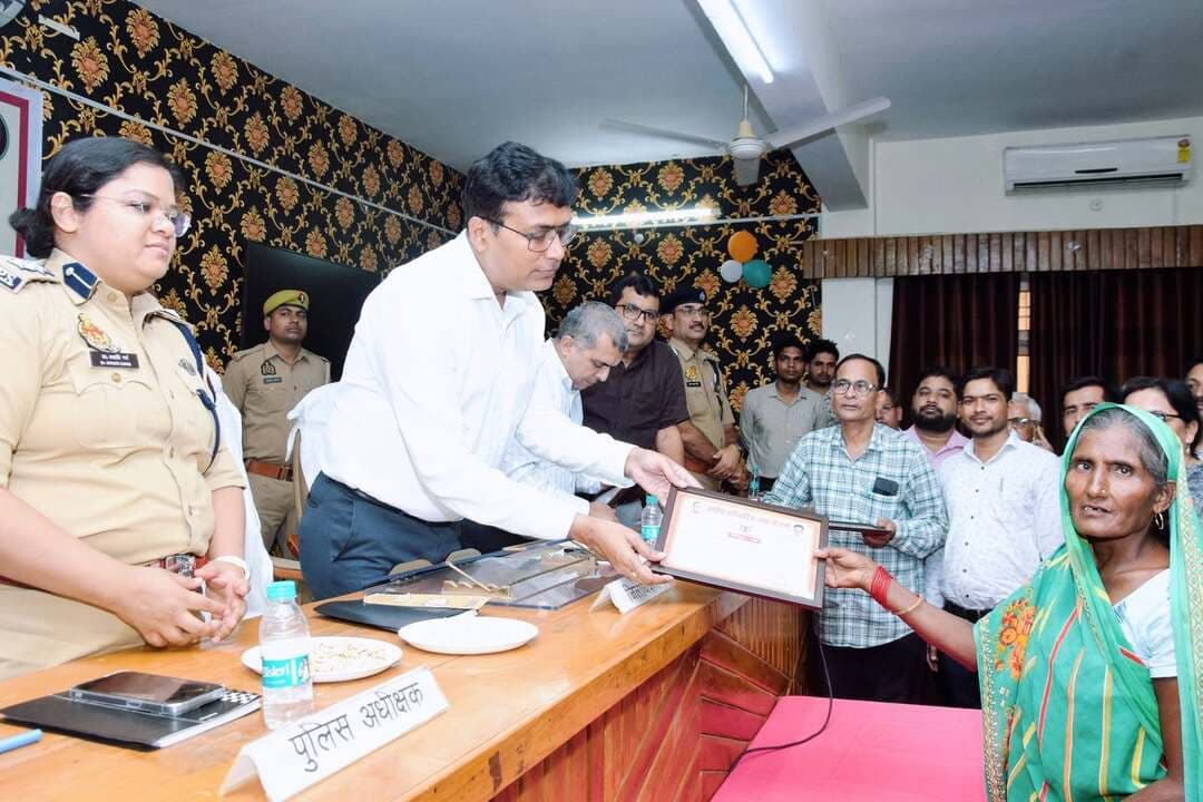 मोहम्मदी में पात्र लाभार्थियों के खिले चेहरे, समाधान दिवस बना जनकल्याण का मंच
सम्पूर्ण समाधान दिवस के दौरान जिलाधिकारी अंजनी कुमार सिंह ने समाज कल्याण विभाग द्वारा संचालित विभिन्न योजनाओं के पात्र लाभार्थियों को लाभान्वित किया। इस अवसर पर राष्ट्रीय पारिवारिक लाभ योजना, वृद्धावस्था पेंशन, दिव्यांग पेंशन एवं निराश्रित महिला (विधवा) पेंशन योजना के लाभार्थियों को स्वीकृति प्रमाण-पत्र वितरित किए गए।
लाभ प्राप्त करने वाले पात्र व्यक्तियों ने शासन एवं प्रशासन के प्रति आभार व्यक्त करते हुए कहा कि इन योजनाओं से उन्हें आर्थिक संबल प्राप्त होगा। जिलाधिकारी ने संबंधित अधिकारियों को निर्देश दिए कि पात्र व्यक्तियों को समयबद्ध तरीके से योजनाओं का लाभ उपलब्ध कराया जाए तथा कोई भी पात्र व्यक्ति सरकारी योजनाओं से वंचित न रहे।
समाधान दिवस में जनसमस्याओं के निस्तारण के साथ-साथ पात्र लाभार्थियों को योजनाओं का लाभ मिलने से उनके चेहरे खिल उठे और कार्यक्रम जनकल्याण का प्रभावी माध्यम बनकर उभरा।
Lokendra Pratap Singh