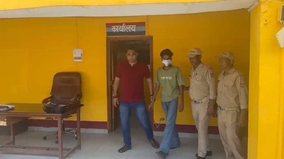 ऊधमसिंहनगर पुलिस की बड़ी कार्रवाई: केरल से सकुशल बरामद हुई नाबालिग, बहला-फुसलाकर ले जाने वाला आरोपी गिरफ्तार
सितारगंज / ऊधमसिंहनगर
वरिष्ठ पुलिस अधीक्षक (एसएसपी) श्री अजय गणपति के कुशल निर्देशन और सख्त मार्गदर्शन में ऊधमसिंहनगर पुलिस ने एक और सराहनीय सफलता हासिल की है। पुलिस टीम ने कार्रवाई करते हुए केरल से एक नाबालिग को सकुशल बरामद कर लिया है तथा उसे बहला-फुसलाकर ले जाने वाले मुख्य आरोपी को भी दबोच लिया है।