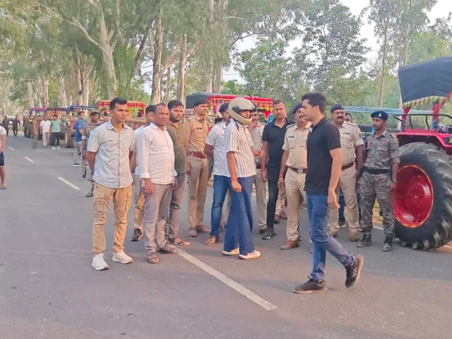 हेलमेट पहनकर 100 जवानों के साथ घाट पर पहुंचे एसपी, जमुई में अवैध बालू के खिलाफ बड़ा एक्शन, 09 ट्रैक्टर 07 बाइक जब्त, 8 तस्कर को किया गया गिरफ्तार ।
बिहार के जमुई में अवैध बालू खनन और परिवहन के खिलाफ शनिवार तड़के पुलिस ने बड़ी कार्यवाही की है। हम आपको बता दे की जमुई एसपी विश्वजीत दयाल खुद हेलमेट पहनकर करीब 100 अतिरिक्त जवानों के साथ सड़क पर उतरे और टाउन थाना क्षेत्र के मंजबे बालू घाट की घेराबंदी कर ली।