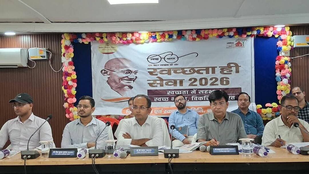 जिला पदाधिकारी ने जिला स्तरीय समन्वय, राजस्व एवं तकनीकी विभागों की समीक्षा की, लंबित मामलों के शीघ्र निष्पादन एवं निर्धारित समय-सीमा में कार्य पूर्ण करने के दिए निर्देश।
जिला पदाधिकारी, नवादा श्री रवि प्रकाश की अध्यक्षता में आज दिनांक 19 सितम्बर 2026 को डीआरडीए सभागार में जिला स्तरीय समन्वय, राजस्व एवं तकनीकी विभागों की समीक्षात्मक बैठक आयोजित की गई। बैठक में विभिन्न विभागों के कार्यों एवं योजनाओं की पीपीटी के माध्यम से क्रमवार समीक्षा की गई।
बैठक के प्रारंभ में सहयोग शिविर पोर्टल पर प्राप्त आवेदनों की समीक्षा की गई। जिला पदाधिकारी ने संबंधित पदाधिकारियों को सभी प्राप्त आवेदनों का समयबद्ध एवं गुणवत्तापूर्ण निष्पादन सुनिश्चित करने तथा निष्पादन संबंधी प्रतिवेदन पोर्टल पर अद्यतन करने का निर्देश दिया।
समीक्षा के क्रम में जिला पदाधिकारी ने हर घर नल का जल निश्चय के तहत छुटे टोलों/बसावटों में जलापूर्ति योजना के निर्माण हेतु अंचलाधिकारी गोविंदपुर, काशीचक, नारदीगंज, नवादा, नरहट एवं सिरदला को भूूमि चिन्हित करने का निर्देश दिया गया। जिला के शहरी क्षेत्रों में शहरी हेल्थ एंड वेलनेस सेंटर (UHWC) के नए भवन निर्माण हेतु अंचलाधिकारी वारिसलीगंज, हिसुआ एवं रजौली को भूमि चिन्हित कर प्रतिवेदन देने का निर्देश दिया गया। नवादा जिलान्तर्गत काशीचक, नरहट, रोह एवं अकबरपुर प्रखंड में दुग्ध शीतक केन्द्र (बी0एम0सी0) की स्थापना के लिए 30 डि0 भूमि निःशुल्क उपलब्ध कराने का निर्देश संबंधित अंचलाधिकारी को दिया गया।
बिहार स्टेट फुड एंड सिविल सप्लाई कॉरपोरेशन लिमिटेड हेतु नये गोदाम निर्माण के लिए भूमि चिन्हित कर विवरण उपलब्ध कराने के संबंध में अंचल अधिकारी, रजौली, अकबरपुर, गोविंदपुर, पकरीबरावां, सिरदला, काशीचक, रोह, नारदीगंज एवं मेसकौर से प्रतिवेदन देने का निर्देश दिया गया एवं जिन प्रखंडों में भूमि चिन्हित कर ली गयी है, वहां जिला पदाधिकारी द्वारा सभी बीसीओ को निर्देश दिया गया कि सभी पैक्सों के साथ समन्वय स्थापित कर कार्य प्रारंभ कराना सुनिश्चित करेंगे।
समीक्षा के क्रम में सदर अस्पताल नवादा में जलमीनार से पानी का बहाव एवं आंतरिक सड़क निर्माण के संबंध में सिविल सर्जन नवादा द्वारा विस्तृत रूप से बताया गया। जिला पदाधिकारी द्वारा कार्यपालक अभियंता नगर परिषद, नवादा को निर्देश दिया कि स्थलीय जांच कर समस्याओं का निराकरण करना सुनिश्चित करें।
कृषि विभाग की समीक्षा के दौरान एग्रीस्टैक योजना के अंतर्गत लंबित फार्मर रजिस्ट्री का शीघ्र निष्पादन सुनिश्चित करने का निर्देश सभी अंचल अधिकारियों को दिया गया। साथ ही, कौआकोल, गोविंदपुर एवं नवादा सदर में ई-किसान भवन के निर्माण से संबंधित सभी आवश्यक प्रक्रियाएं शीघ्र पूर्ण कर निर्माण कार्य प्रारंभ कराने का निर्देश दिया गया।
आईसीडीएस की समीक्षा के दौरान डीपीओ आईसीडीएस द्वारा बताया गया कि रजौली में वन स्टॉप सेंटर के निर्माण हेतु अंचलाधिकारी रजौली द्वारा NOC दे दिया गया है। वहीं, जिले में नए आंगनबाड़ी केंद्रों के निर्माण की प्रगति की समीक्षा करते हुए जिला पदाधिकारी ने निर्माण कार्यों को शीघ्र पूर्ण कराने का निर्देश जिला प्रोग्राम पदाधिकारी, आईसीडीएस को दिया।
दिव्यांगजन कोषांग की समीक्षा के क्रम में जिला पदाधिकारी ने पात्र दिव्यांगजनों को उनकी आवश्यकता एवं पात्रता के अनुसार बैट्री चालित ट्राईसाइकिल सहित विभिन्न प्रकार के सहायक उपकरण उपलब्ध कराने के लिए व्यापक अभियान चलाने का निर्देश दिया। उन्होंने कहा कि पंचायत सचिवों के माध्यम से पंचायत स्तर पर पात्र दिव्यांगजनों का चिन्हांकन एवं आवश्यकतानुसार सूची तैयार कराते हुए उन्हें सरकार द्वारा संचालित योजनाओं का समुचित लाभ उपलब्ध कराया जाए।
जिला पदाधिकारी ने निर्देश दिया कि इस संबंध में सभी जनप्रतिनिधियों के साथ बैठक आयोजित कर उन्हें योजनाओं एवं पात्रता संबंधी जानकारी उपलब्ध कराई जाए, ताकि जनप्रतिनिधियों के माध्यम से पंचायत एवं ग्रामीण स्तर पर अधिक से अधिक दिव्यांगजनों तक इसकी जानकारी पहुंचाई जा सके। उन्होंने कहा कि जनप्रतिनिधियों के सहयोग एवं समन्वय से पात्र दिव्यांगजनों की पहचान कर उन्हें आवश्यकतानुसार सहायक उपकरण उपलब्ध कराने की कार्रवाई सुनिश्चित की जाए।
समीक्षा के दौरान जिला पदाधिकारी ने दिव्यांगजनों के लिए यूडीआईडी (Unique Disability ID) कार्ड निर्माण की प्रगति की भी समीक्षा की। उन्होंने सिविल सर्जन को निर्देश दिया कि जिले के सभी प्राथमिक स्वास्थ्य केन्द्रों पर यूडीआईडी कार्ड निर्माण की समुचित व्यवस्था सुनिश्चित की जाए, ताकि दिव्यांगजनों को यूडीआईडी कार्ड बनवाने के लिए एक प्रखंड से दूसरे प्रखंड का अनावश्यक चक्कर नहीं लगाना पड़े।
उन्होंने स्पष्ट निर्देश दिया कि सभी प्राथमिक स्वास्थ्य केन्द्रों पर यूडीआईडी कार्ड निर्माण की प्रक्रिया को सुचारू एवं सुलभ बनाया जाए तथा लंबित मामलों का शीघ्र निष्पादन सुनिश्चित किया जाए। जिन प्रखंडों में यूडीआईडी कार्ड निर्माण का कार्य निर्धारित रूप से नहीं किया जा रहा है, वहां संबंधित डाटा एंट्री ऑपरेटर की कार्यप्रणाली की समीक्षा करते हुए नियमानुसार आवश्यक कार्रवाई सुनिश्चित करने का निर्देश दिया गया।
बैठक में स्वास्थ्य, पशुपालन, शिक्षा, श्रम, कल्याण, बाल संरक्षण, योजना, जीविका, पीएचईडी, भवन निर्माण एवं आपूर्ति सहित अन्य विभागों के कार्यों की भी विस्तृत समीक्षा की गई। जिला पदाधिकारी ने संबंधित पदाधिकारियों को लंबित कार्यों में तेजी लाने तथा विभागीय योजनाओं का प्रभावी एवं समयबद्ध क्रियान्वयन सुनिश्चित करने का निर्देश दिया।
बैठक में सिविल सर्जन नवादा, उप विकास आयुक्त, वन प्रमंडल पदाधिकारी, सहायक समाहर्त्ता, अपर समाहर्त्ता, अनुमंडल पदाधिकारी, नवादा सदर, डीसीएलआर नवादा सदर, जिला परिवहन पदाधिकारी, गोपनीय शाखा प्रभारी, स्थापना प्रभारी, प्रभारी जिला सूचना एवं जनसंपर्क पदाधिकारी सहित सभी जिला स्तरीय पदाधिकारी, सभी प्रखंड विकास पदाधिकारी एवं सभी अंचल अधिकारी उपस्थित थे।
नवादा से राकेश कुमार चन्दन की रिपोर्ट !