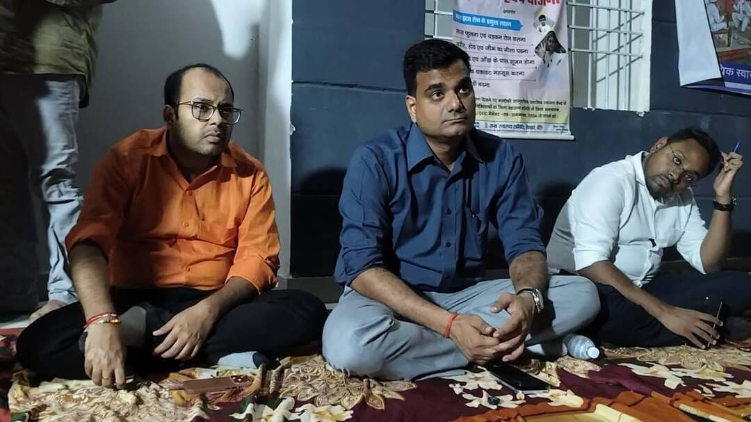 कटिहार में स्वास्थ्य सेवाओं को जन-जन तक पहुँचाने की पहल: बरसिया पंचायत में भव्य 'संध्या चौपाल' का आयोजन
कटिहार, बिहार — जिला प्रशासन, कटिहार के मार्गदर्शन और जिलाधिकारी श्री आशुतोष द्विवेदी के नेतृत्व में स्वास्थ्य सेवाओं और अन्य जनकल्याणकारी योजनाओं की जानकारी तथा प्रचार-प्रसार के लिए पंचायतों में आयोजित हो रही 'संध्या चौपाल' कार्यक्रम अब एक नया मुकाम हासिल कर रहा है। इसी कड़ी में आज कटिहार जिले के फलका प्रखंड अंतर्गत बरसिया पंचायत सरकार भवन के प्रांगण में एक विशेष 'संध्या चौपाल' का आयोजन किया गया।
इस संध्या चौपाल में सैकड़ों की संख्या में स्थानीय ग्रामीण, महिलाएं, पुरुष और बच्चे उपस्थित हुए। कार्यक्रम के दौरान लोगों ने न केवल स्वास्थ्य सेवाओं का लाभ उठाया, बल्कि सरकार द्वारा चलाई जा रही विभिन्न जनहित योजनाओं की विस्तृत जानकारी भी प्राप्त की।
जिलाधिकारी का सीधा संवाद: "अपनी समस्याओं से हमें अवगत कराएं"
कार्यक्रम की अध्यक्षता करते हुए जिला पदाधिकारी श्री आशुतोष द्विवेदी ने स्थानीय लोगों से सीधा संवाद स्थापित किया। उन्होंने ग्रामीणों का आह्वान करते हुए कहा, "आप अपनी समस्याओं और जरूरतों के बारे में इस संध्या चौपाल के माध्यम से खुलकर हम सबको अवगत कराएं, जिला प्रशासन आपकी समस्याओं के समाधान के लिए निरंतर और अथक प्रयास करेगा।" जिलाधिकारी के इस आत्मीय और सुलभ रवैये ने ग्रामीणों में भारी उत्साह का संचार किया।
टीबी मुक्त अभियान के तहत निक्षय मित्रों द्वारा फूड बास्केट का वितरण
स्वास्थ्य सेवाओं को सुदृढ़ बनाने और देश व राज्य से तपेदिक (टीबी) को जड़ से खत्म करने के संकल्प के तहत, 'टीबी मुक्त अभियान' के अंतर्गत कार्यक्रम में एक महत्वपूर्ण पहल देखने को मिली। इस दौरान निक्षय मित्रों द्वारा दो टीबी रोगियों को पोषणयुक्त 'फूड बास्केट' प्रदान किए गए, ताकि उनके स्वास्थ्य लाभ और पोषण में पूरी मदद मिल सके।
प्रमुख अधिकारियों की गरिमामयी उपस्थिति
इस प्रेरणादायक कार्यक्रम में जिलाधिकारी श्री आशुतोष द्विवेदी के साथ अपर समाहर्ता (ADM), भूमि सुधार उपसमाहर्ता (DCLR) एवं अन्य वरीय प्रशासनिक अधिकारी उपस्थित रहे। कार्यक्रम का कुशल संचालन जिला कार्यक्रम प्रबंधक (DPM) श्री मोहम्मद रेहान अशरफ द्वारा किया गया।
स्वास्थ्य सेवाओं को मिल रही है नई मजबूती
जिला प्रशासन की इस अनूठी पहल 'संध्या चौपाल' से ग्रामीण क्षेत्रों में स्वास्थ्य सेवाओं के प्रति जागरूकता तेजी से बढ़ रही है। सुदूर ग्रामीण इलाकों तक सरकारी योजनाओं की पहुंच सुनिश्चित करने और स्वास्थ्य मानकों को बेहतर बनाने में यह कार्यक्रम बेहद मददगार साबित हो रहा है।
जारीकर्ता:
जिला जनसम्पर्क कार्यालय / स्वास्थ्य विभाग, कटिहार (बिहार)
Information & Public Relations Department, Government of Bihar Bihar Health Department #tbfreekatihar #कटिहार #katihar #BiharGovernment