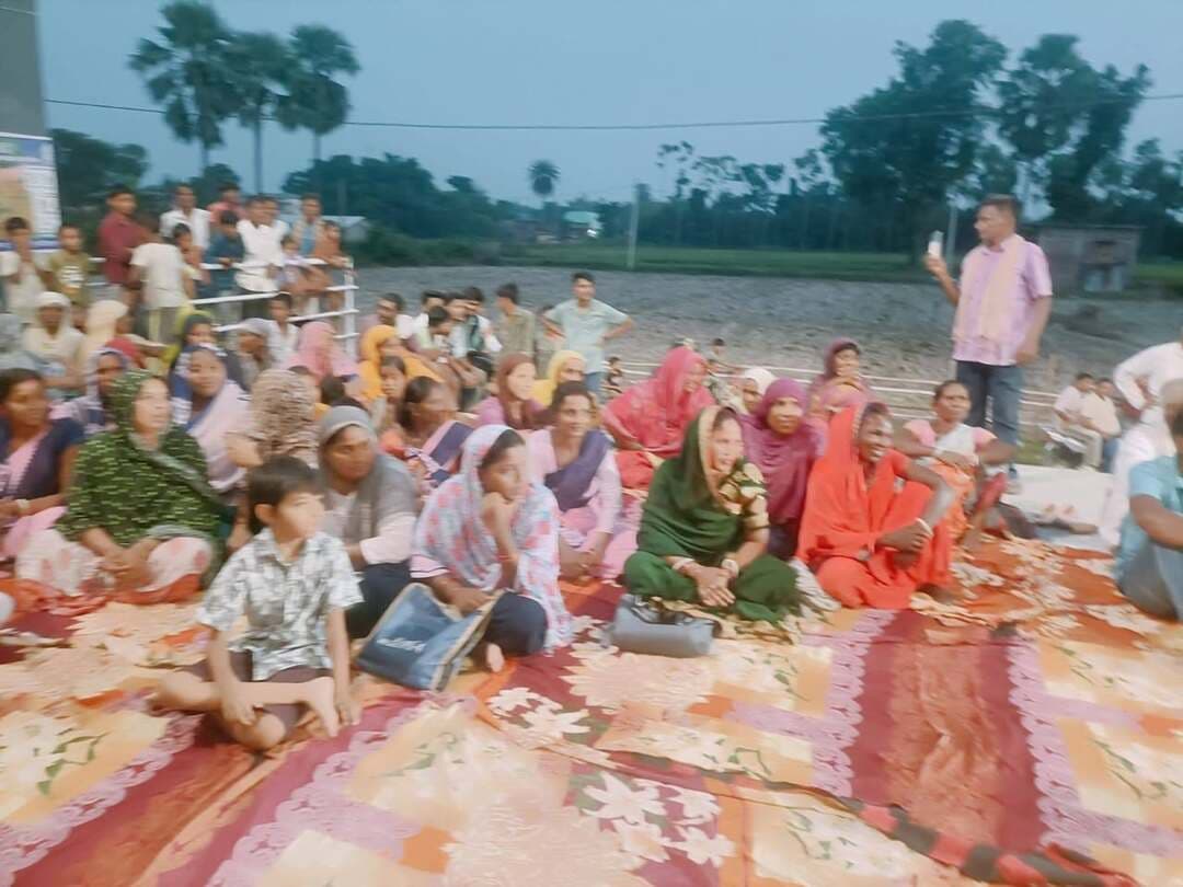 कटिहार में स्वास्थ्य सेवाओं को जन-जन तक पहुँचाने की पहल: बरसिया पंचायत में भव्य 'संध्या चौपाल' का आयोजन
कटिहार, बिहार — जिला प्रशासन, कटिहार के मार्गदर्शन और जिलाधिकारी श्री आशुतोष द्विवेदी के नेतृत्व में स्वास्थ्य सेवाओं और अन्य जनकल्याणकारी योजनाओं की जानकारी तथा प्रचार-प्रसार के लिए पंचायतों में आयोजित हो रही 'संध्या चौपाल' कार्यक्रम अब एक नया मुकाम हासिल कर रहा है। इसी कड़ी में आज कटिहार जिले के फलका प्रखंड अंतर्गत बरसिया पंचायत सरकार भवन के प्रांगण में एक विशेष 'संध्या चौपाल' का आयोजन किया गया।
इस संध्या चौपाल में सैकड़ों की संख्या में स्थानीय ग्रामीण, महिलाएं, पुरुष और बच्चे उपस्थित हुए। कार्यक्रम के दौरान लोगों ने न केवल स्वास्थ्य सेवाओं का लाभ उठाया, बल्कि सरकार द्वारा चलाई जा रही विभिन्न जनहित योजनाओं की विस्तृत जानकारी भी प्राप्त की।
जिलाधिकारी का सीधा संवाद: "अपनी समस्याओं से हमें अवगत कराएं"
कार्यक्रम की अध्यक्षता करते हुए जिला पदाधिकारी श्री आशुतोष द्विवेदी ने स्थानीय लोगों से सीधा संवाद स्थापित किया। उन्होंने ग्रामीणों का आह्वान करते हुए कहा, "आप अपनी समस्याओं और जरूरतों के बारे में इस संध्या चौपाल के माध्यम से खुलकर हम सबको अवगत कराएं, जिला प्रशासन आपकी समस्याओं के समाधान के लिए निरंतर और अथक प्रयास करेगा।" जिलाधिकारी के इस आत्मीय और सुलभ रवैये ने ग्रामीणों में भारी उत्साह का संचार किया।
टीबी मुक्त अभियान के तहत निक्षय मित्रों द्वारा फूड बास्केट का वितरण
स्वास्थ्य सेवाओं को सुदृढ़ बनाने और देश व राज्य से तपेदिक (टीबी) को जड़ से खत्म करने के संकल्प के तहत, 'टीबी मुक्त अभियान' के अंतर्गत कार्यक्रम में एक महत्वपूर्ण पहल देखने को मिली। इस दौरान निक्षय मित्रों द्वारा दो टीबी रोगियों को पोषणयुक्त 'फूड बास्केट' प्रदान किए गए, ताकि उनके स्वास्थ्य लाभ और पोषण में पूरी मदद मिल सके।
प्रमुख अधिकारियों की गरिमामयी उपस्थिति
इस प्रेरणादायक कार्यक्रम में जिलाधिकारी श्री आशुतोष द्विवेदी के साथ अपर समाहर्ता (ADM), भूमि सुधार उपसमाहर्ता (DCLR) एवं अन्य वरीय प्रशासनिक अधिकारी उपस्थित रहे। कार्यक्रम का कुशल संचालन जिला कार्यक्रम प्रबंधक (DPM) श्री मोहम्मद रेहान अशरफ द्वारा किया गया।
स्वास्थ्य सेवाओं को मिल रही है नई मजबूती
जिला प्रशासन की इस अनूठी पहल 'संध्या चौपाल' से ग्रामीण क्षेत्रों में स्वास्थ्य सेवाओं के प्रति जागरूकता तेजी से बढ़ रही है। सुदूर ग्रामीण इलाकों तक सरकारी योजनाओं की पहुंच सुनिश्चित करने और स्वास्थ्य मानकों को बेहतर बनाने में यह कार्यक्रम बेहद मददगार साबित हो रहा है।
जारीकर्ता:
Information & Public Relations Department, Government of Bihar Bihar Health Department #कटिहार #katihar #tbfreekatihar
जिला जनसम्पर्क कार्यालय / स्वास्थ्य विभाग, कटिहार (बिहार)