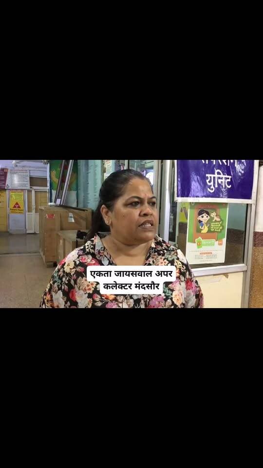 मंदसौर में देर रात बड़ा हादसा, ट्रक ने ट्रैक्टर-ट्रॉली को मारी टक्कर, दो की मौत की सूचना
मंदसौर। लखमा खेड़ी फंटे के पास देर रात ट्रक ने पीछे से ट्रैक्टर-ट्रॉली को जोरदार टक्कर मार दी। प्रारंभिक जानकारी के मुताबिक ट्रॉली में करीब 20 लोग सवार थे, जो रतलाम जिले के रावटी क्षेत्र के निवासी बताए जा रहे हैं। सभी रेलवे कार्य के लिए मजदूरी करने मंदसौर आए थे और देर रात मंदसौर से उज्जैन की ओर लौट रहे थे।
हादसे में कई लोगों के घायल होने की सूचना है। घायलों को तत्काल मंदसौर जिला अस्पताल पहुंचाया गया। वहीं दो लोगों की मौत होने की प्रारंभिक सूचना सामने आई है। घटना की जानकारी मिलते ही अपर कलेक्टर एकता जायसवाल जिला अस्पताल पहुंचीं और घायलों की स्थिति की जानकारी ली। पुलिस मामले की जांच में जुटी है। मृतकों और घायलों की संख्या की आधिकारिक पुष्टि अभी होना बाकी है।एक्सीडेंट वाली घटना में अपर कलेक्टर एकता जयसवाल की बाईट