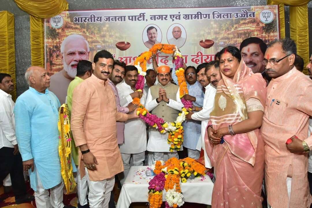 ‘आशीर्वाद का दीया’ के विश्व कीर्तिमान पर मुख्यमंत्री डॉ. यादव का विभिन्न समाजों ने किया सम्मान
उज्जैन में प्रधानमंत्री श्री नरेंद्र मोदी जी के जन्मदिवस के अवसर पर आयोजित ‘आशीर्वाद का दीया’ कार्यक्रम में विश्व कीर्तिमान स्थापित होने पर मुख्यमंत्री डॉ. मोहन यादव जी का नगर के विभिन्न समाजों द्वारा सम्मान किया गया। विभिन्न समाजों के प्रतिनिधियों ने मुख्यमंत्री डॉ. यादव का अभिनंदन कर इस उपलब्धि के लिए शुभकामनाएं दीं।
इस अवसर पर विधायक श्री अनिल जैन कालूहेड़ा, नगर निगम सभापति श्रीमती कलावती यादव, उज्जैन विकास प्राधिकरण अध्यक्ष श्री रवि सोलंकी, हाउसिंग बोर्ड अध्यक्ष श्री ओम जैन, सिंहस्थ मेला प्राधिकरण अध्यक्ष श्री जगदीश अग्रवाल,नगर अध्यक्ष श्री संजय अग्रवाल सहित विभिन्न समाजों के प्रतिनिधि एवं नागरिकगण उपस्थित रहे।
CM Madhya Pradesh Jansampark Madhya Pradesh
Ujjain Commissioner Department of Religious trusts & Endowments, MP JDjansampark Ujjain Collector Office Ujjain PRO Ujjain