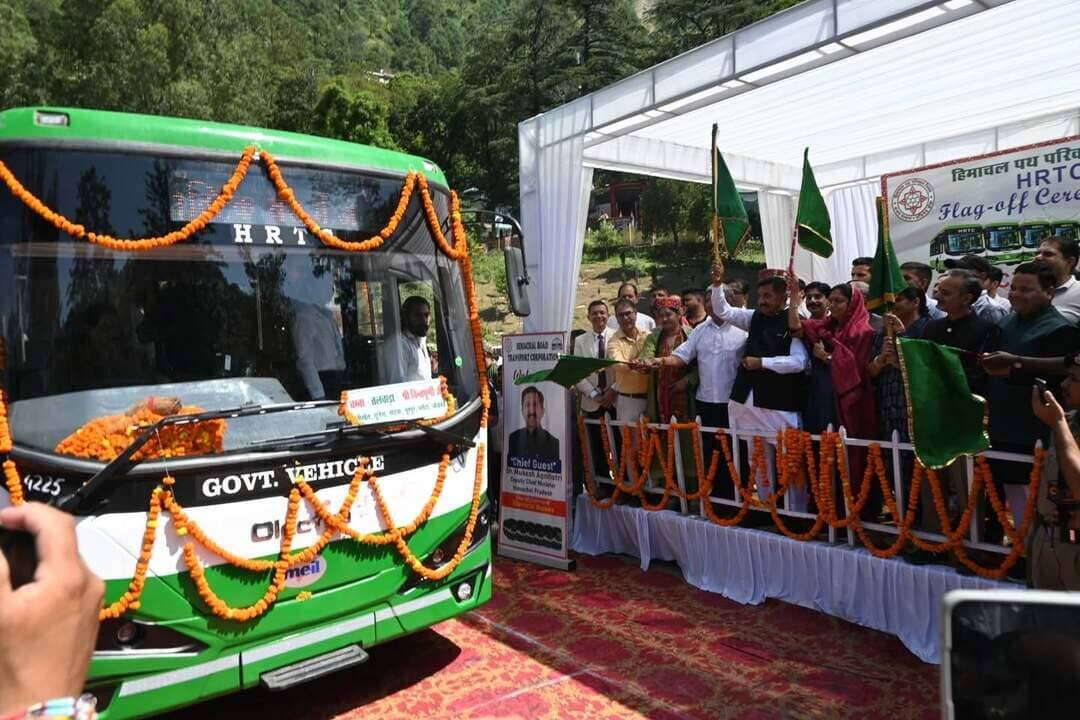 चंबा को मिली 10 इलेक्ट्रिक और 10 डीजल बसों की सौगात, चिंतपूर्णी के लिए शुरू हुई पहली ई-बस सेवा
हिमाचल 84 टीवी ब्यूरो चंबा,
हिमाचल प्रदेश के उप मुख्यमंत्री मुकेश अग्निहोत्री ने शनिवार को चंबा जिला को 10 इलेक्ट्रिक और 10 डीजल बसों की सौगात दी। उन्होंने चंबा में विधिवत पूजा-अर्चना के बाद 10 इलेक्ट्रिक बसों को हरी झंडी दिखाकर रवाना किया। इनमें पहली इलेक्ट्रिक बस चंबा से माता श्री चिंतपूर्णी के लिए रवाना हुई।
चंबा से चिंतपूर्णी तक चलने वाली यह इलेक्ट्रिक बस बनीखेत, दुनेरा, सदवां, नूरपुर, धमेटा और तलवाड़ा होते हुए माता श्री चिंतपूर्णी पहुंचेगी। चंबा जिला में पहली बार इलेक्ट्रिक बसों का नियमित संचालन शुरू होने से स्थानीय लोगों और यात्रियों को पर्यावरण अनुकूल परिवहन सुविधा मिलने की उम्मीद है।
इस अवसर पर उप मुख्यमंत्री मुकेश अग्निहोत्री ने कहा कि हिमाचल की कठिन भौगोलिक परिस्थितियों को ध्यान में रखते हुए इलेक्ट्रिक बसों को विशेष रूप से डिजाइन किया गया है। प्रदेश के लिए उपयुक्त बस का प्रोटोटाइप तैयार करने में काफी समय लगा। उन्होंने कहा कि प्रदेश के विभिन्न क्षेत्रों में इलेक्ट्रिक बसों का सफल संचालन हो रहा है और चालकों को इनके संचालन के लिए विशेष प्रशिक्षण दिया जा रहा है।
उन्होंने बताया कि वर्तमान में प्रदेश में 297 इलेक्ट्रिक बसें संचालित हो रही हैं। इलेक्ट्रिक बसें पर्यावरण के अनुकूल हैं और संबंधित कंपनी की ओर से इनकी 12 वर्ष तक मेंटिनेंस की जिम्मेदारी रहेगी।
चंबा में पहली बार शुरू हुआ ई-बस संचालन
मुकेश अग्निहोत्री ने कहा कि चंबा में पहली बार 10 इलेक्ट्रिक बसों का संचालन शुरू होना जिले के लिए महत्वपूर्ण उपलब्धि है। उन्होंने कहा कि आने वाले समय में चंबा में मिडी बसें भी चलाई जाएंगी। परिवहन व्यवस्था को और मजबूत करने के लिए एचआरटीसी में जल्द ही चालकों और परिचालकों की भर्ती की जाएगी।
उन्होंने जल शक्ति विभाग की विभिन्न योजनाओं की भी अधिकारियों से जानकारी ली और कहा कि निर्माणाधीन योजनाओं के लिए पर्याप्त बजट उपलब्ध है तथा इन्हें निर्धारित समय में पूरा किया जाएगा।
चंद्रशिला मंदिर में नवाया शीश
इलेक्ट्रिक बसों को हरी झंडी दिखाने के बाद उप मुख्यमंत्री ने चंबा के कश्मीरी मोहल्ला स्थित श्री चंद्रशिला मंदिर में शीश नवाया और आशीर्वाद प्राप्त किया। इसके बाद उन्होंने भाषा एवं संस्कृति विभाग द्वारा 27.41 करोड़ रुपये की लागत से निर्माणाधीन ऑडिटोरियम का निरीक्षण किया। उन्होंने कहा कि इसके लिए पर्याप्त बजट का प्रावधान किया गया है और निर्माण कार्य अंतिम चरण में है। इसे आगामी दो माह में पूरा करने के निर्देश दिए गए हैं।
उन्होंने चंबा में करीब 8 करोड़ रुपये की लागत से निर्माणाधीन मल्टी स्टोरी कार पार्किंग भवन का भी निरीक्षण किया और अधिकारियों को कार्य निर्धारित अवधि में पूरा करने के निर्देश दिए।
मंगला में विश्राम गृह का भी किया निरीक्षण
उप मुख्यमंत्री ने मंगला में जल शक्ति विभाग की ओर से करीब 2 करोड़ रुपये की लागत से निर्माणाधीन विश्राम गृह का निरीक्षण भी किया। उन्होंने कहा कि यह विश्राम गृह विभागीय आवश्यकताओं के साथ-साथ पर्यटकों और आम लोगों के लिए भी उपयोगी साबित होगा। इससे क्षेत्र में पर्यटन गतिविधियों को बढ़ावा देने और लोगों को बेहतर सुविधाएं उपलब्ध करवाने में मदद मिलेगी।
इस अवसर पर पूर्व शिक्षा मंत्री आशा कुमारी, चंबा विधायक नीरज नैयर, एचआरटीसी उपाध्यक्ष अजय वर्मा, एचआरटीसी निदेशक मंडल सदस्य एवं जिला कांग्रेस कमेटी अध्यक्ष सुरजीत सिंह भरमौरी, हिमाचल प्रदेश कांग्रेस कमेटी महासचिव अमित भरमौरी एवं यशवंत खन्ना, जिला परिषद उपाध्यक्ष लियाकत अली, जिला युवा कांग्रेस उपाध्यक्ष सुनाभ सिंह पठानिया, उपायुक्त मुकेश रेपसवाल, पुलिस अधीक्षक विजय सकलानी, जल शक्ति विभाग के मुख्य अभियंता दीपक गर्ग, अधीक्षण अभियंता राजेश मोंगरा सहित अन्य गणमान्य व्यक्ति उपस्थित रहे।