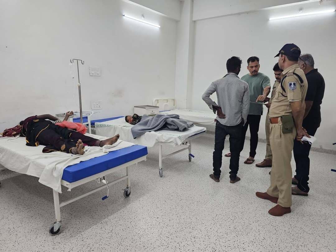 मंदसौर के लखमा खेड़ी फंटे पर ट्रैक्टर-ट्रॉली को ट्रक ने मारी टक्कर, दो की मौ@XXxत की सूचना, कई घायल
#मंदसौर। देर रात लखमा खेड़ी फंटे के पास एक सड़क हादसे में ट्रैक्टर-ट्रॉली में सवार कई लोग घायल हो गए। प्रारंभिक जानकारी के अनुसार ट्रॉली में करीब 20 लोग सवार थे। बताया जा रहा है कि सभी रतलाम जिले के रावटी क्षेत्र के रहने वाले हैं और रेलवे के कार्य के सिलसिले में मजदूरी करने मंदसौर आए थे।
मंदसौर से उज्जैन की ओर लौटते समय लखमा खेड़ी फंटे के पास पीछे से आ रहे ट्रक ने ट्रैक्टर-ट्रॉली को टक्कर मार दी। हादसे में कई लोग घायल हुए हैं, जबकि दो लोगों की मौ@Xxxत होने की प्रारंभिक सूचना सामने आ रही है। सभी घायलों को उपचार के लिए मंदसौर जिला अस्पताल पहुंचाया गया।
घटना की सूचना मिलते ही अपर कलेक्टर एकता जायसवाल जिला अस्पताल पहुंचीं और घायलों के उपचार की जानकारी ली। हादसे के संबंध में पुलिस द्वारा जांच की जा रही है। मृतकों और घायलों की आधिकारिक संख्या तथा पहचान की पुष्टि पुलिस एवं प्रशासन द्वारा की जा रही है।