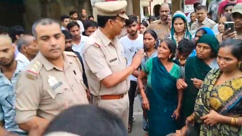 कुत्ते को डंडा मारने के विवाद में युवक की संदिग्ध मौत, हत्या का आरोप लगाकर परिजनों ने लगाया जाम
फर्रुखाबाद। फतेहगढ़ कोतवाली क्षेत्र के हुसैनपुर नौखंडा में कुत्ते को डंडा मारने को लेकर शुरू हुआ विवाद युवक की संदिग्ध मौत के बाद गंभीर हो गया। 30 वर्षीय संदीप की संदिग्ध परिस्थितियों में मौत के बाद परिजनों ने पड़ोसियों पर मारपीट कर हत्या किए जाने का आरोप लगाया।
परिजनों के मुताबिक, करीब दो दिन पहले संदीप टहलने निकले थे। इसी दौरान एक कुत्ता उन पर भौंकते हुए दौड़ा, जिसके बाद बचाव में उन्होंने कुत्ते को लकड़ी से मार दिया। आरोप है कि इसी बात को लेकर पड़ोसियों से विवाद हुआ और उनके साथ मारपीट की गई।
गंभीर हालत में संदीप को लोहिया अस्पताल की इमरजेंसी ले जाया गया, जहां चिकित्सकों ने उन्हें मृत घोषित कर दिया। पुलिस ने शव का पंचनामा भरकर पोस्टमार्टम कराया। पोस्टमार्टम में मौत का स्पष्ट कारण सामने नहीं आने पर बिसरा सुरक्षित किया गया है।
पोस्टमार्टम के बाद परिजन शव को पोस्टमार्टम हाउस में छोड़कर फतेहगढ़ कोतवाली पहुंचे और आरोपियों के खिलाफ कार्रवाई की मांग करने लगे। इसके बाद आक्रोशित परिजनों ने कोतवाली के बाहर सड़क पर जाम लगा दिया। करीब 45 मिनट तक जाम लगा रहा।
सूचना पर पहुंचे सीओ सिटी अभय वर्मा ने परिजनों से बातचीत कर मामले की जांच और आवश्यक कार्रवाई का आश्वासन दिया। इसके बाद परिजनों ने जाम खोल दिया।
फिलहाल पुलिस मामले की जांच कर रही है। पोस्टमार्टम रिपोर्ट और बिसरा जांच के बाद ही मौत की वास्तविक वजह स्पष्ट हो सकेगी।
#फर्रुखाबाद #फतेहगढ़ #हुसैनपुरनौखंडा #फतेहगढ़कोतवाली #युवककीमौत #संदिग्धमौत #हत्या_का_आरोप #जाम #पुलिसजांच #सीओसिटी #अभयवर्मा #लोहियाअस्पताल #पोस्टमार्टम #बिसराजांच #फर्रुखाबादन्यूज #फतेहगढ़न्यूज #ब्रेकिंगन्यूज #उत्तरप्रदेशसमाचार #लोकलन्यूज #ताजा_खबर