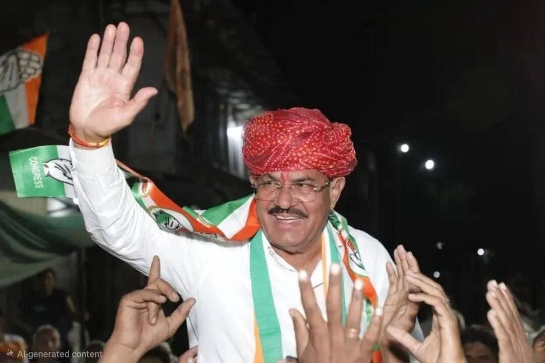 पूर्व मंत्री आंजना समेत 13 कांग्रेस कार्यकर्ताओं पर FIR, नगर परिषद चुनाव में विवाद के बाद हुई कार्रवाई।
दैनिक वीरधरा राजस्थान।
चित्तौड़गढ़। नगर परिषद चुनाव के बाद निम्बाहेड़ा में शुरू हुआ विवाद अब पुलिस कार्रवाई तक पहुंच गया है। कोतवाली थाने में हुए विवाद के मामले में पुलिस ने पूर्व सहकारिता मंत्री एवं कांग्रेस नेता उदयलाल आंजना समेत 13 लोगों के खिलाफ मुकदमा दर्ज किया है। प्रकरण 16 सितंबर को थाने में हुए घटनाक्रम से जुड़ा है। पुलिस ने आरोपियों के खिलाफ भारतीय न्याय संहिता (BNS) की संबंधित धाराओं में मामला दर्ज कर जांच शुरू कर दी है।
दरअसल, 11 सितंबर को नगर परिषद चुनाव के मतदान के बाद वार्ड 19 में एक व्यक्ति के साथ मारपीट का मामला सामने आया था। इस मामले में पुलिस ने 16 सितंबर को कुछ लोगों को हिरासत में लिया था। आरोपियों को पुलिस कार्रवाई के लिए थाने लाया गया। इसकी जानकारी मिलने पर पूर्व मंत्री उदयलाल आंजना कांग्रेस कार्यकर्ताओं के साथ कोतवाली थाने पहुंचे।
आंजना और उनके समर्थकों ने पुलिस की कार्रवाई को लेकर आपत्ति जताई और हिरासत में लिए गए लोगों को छोड़ने की मांग की। इस दौरान थाने में पुलिस और कांग्रेस कार्यकर्ताओं के बीच काफी देर तक नोकझोंक हुई। करीब तीन घंटे तक चले घटनाक्रम के बाद पुलिस उपाधीक्षक शिवप्रकाश टेलर ने दोनों पक्षों से बातचीत की और कानूनी प्रक्रिया के अनुसार कार्रवाई का भरोसा दिलाया। इसके बाद मामला शांत हुआ और आंजना समर्थकों के साथ थाने से लौट गए।
पुलिस की ओर से दर्ज प्रकरण में उदयलाल आंजना के अलावा रवि सोनी, बंटी पारख, जावेद खान, गोपाल आंजना, बाबूलाल धाकड़, दिनेश धाकड़, रोमिल चौधरी, मोहम्मद कुरैशी, उस्मान उर्फ कालू, लियाकत खान, जाकिर हुसैन और साजिद अली को नामजद किया गया है।
दर्ज मामले में आरोपियों पर गैरकानूनी रूप से एकत्र होने, लोक सेवक को उसके कर्तव्य पालन से रोकने के लिए आपराधिक बल का इस्तेमाल करने, धमकी देने और जानबूझकर अपमान करने जैसे आरोप लगाए गए हैं। पुलिस अब पूरे घटनाक्रम से जुड़े तथ्यों, मौके पर मौजूद लोगों और अन्य साक्ष्यों के आधार पर जांच कर रही है।