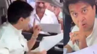 ‘रोड नहीं तो वोट नहीं’ सुनकर चढ़ा सिंधिया का पारा, बोले- ‘मुझसे ऐसी भाषा में बात मत करना’; कांग्रेस बोली- 'सत्ता का अहंकार...।'
दैनिक वीरधरा राजस्थान।
भोपाल। मध्य प्रदेश के गुना में सड़क निर्माण की मांग को लेकर केंद्रीय मंत्री ज्योतिरादित्य सिंधिया और स्थानीय रहवासियों के बीच हुई बातचीत का वीडियो इंटरनेट मीडिया पर तेजी से वायरल हो रहा है। वीडियो में एक स्थानीय व्यक्ति सड़क समय पर नहीं बनने पर आगामी चुनाव में वोट नहीं देने की बात कहता सुनाई दे रहा है।
यह सुनकर सिंधिया भड़क गए और उन्होंने कहा कि मेरे सामने इस तरह की भाषा का इस्तेमाल कभी मत करना, समझ गए। जब उस शख्स ने अपनी बात पर सफाई देनी चाही तो सिंधिया उसे बीच में ही टोकते हुए बोले- ' मैं सबकी बात कर रहा हूं। आप आके मेरे पास निवेदन करो, मेरी जिम्मेदारी है कि काम हो। ओके!'
जानकारी के अनुसार, गुना दौरे के दौरान सिंधिया का काफिला स्थानीय लोगों ने रोक लिया। रहवासियों ने लंबे समय से लंबित सड़क निर्माण और जर्जर मार्ग की समस्या उनके सामने रखी। लोगों का कहना था कि सड़क की हालत खराब होने के कारण क्षेत्रवासियों को रोजाना आवागमन में परेशानी का सामना करना पड़ता है।