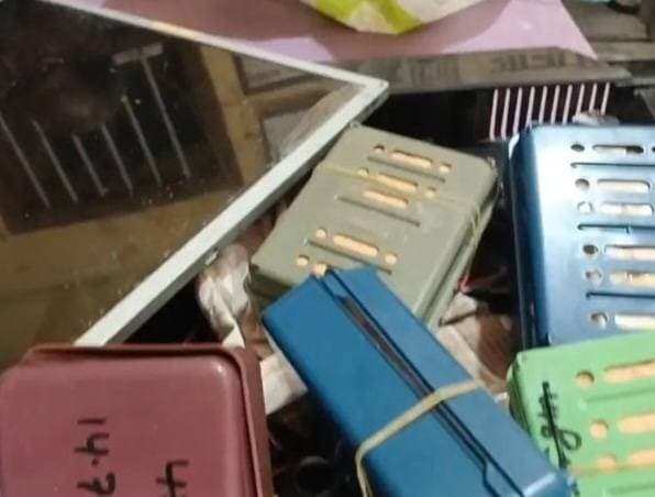 🚨 टीवी के अंदर छिपाकर ले जा रहे थे हेरोइन, हाजीपुर में चार तस्कर गिरफ्तार
हाजीपुर। वैशाली जिले में पुलिस ने मादक पदार्थ तस्करी के खिलाफ कार्रवाई करते हुए चार आरोपियों को गिरफ्तार किया है। इंडस्ट्रियल एरिया थाना क्षेत्र में की गई कार्रवाई के दौरान पुलिस ने एक टीवी के अंदर छिपाकर रखी गई हेरोइन बरामद की है। पुलिस के अनुसार, बरामद हेरोइन की अनुमानित कीमत करीब 5 से 7 लाख रुपये बताई जा रही है।
पुलिस के मुताबिक, जांच के दौरान सामने आया कि बिदुपुर थाना क्षेत्र का एक आरोपी अगरतला से ट्रेन के जरिए हेरोइन लेकर आ रहा था। गुप्त सूचना के आधार पर पुलिस ने चक्रकरमंद रेलवे स्टेशन पर निगरानी रखी और आरोपी के स्टेशन पर उतरते ही उसे पकड़ लिया।
इसके बाद पुलिस आरोपी को बिदुपुर ले जा रही थी। इसी दौरान पूछताछ और प्राप्त जानकारी के आधार पर हेरोइन तस्करी से जुड़े अन्य लोगों के बारे में सुराग मिला। पुलिस ने इंडस्ट्रियल एरिया थाना क्षेत्र में संदिग्ध व्यक्तियों एवं वाहनों की जांच शुरू की।
टीवी के अंदर छिपी थी हेरोइन
पुलिस जांच के दौरान चार संदिग्धों को पकड़ा गया। तलाशी लेने पर टीवी के अंदर छिपाकर रखी गई हेरोइन बरामद होने की बात सामने आई। गिरफ्तार किए गए चारों आरोपी बिदुपुर थाना क्षेत्र के निवासी बताए गए हैं।
फिलहाल पुलिस चारों आरोपियों से पूछताछ कर रही है। जांच में यह पता लगाने का प्रयास किया जा रहा है कि मादक पदार्थ कहां से लाया गया था और हाजीपुर में इसकी आपूर्ति किसे की जानी थी।
पुलिस ने बरामद मादक पदार्थ को जब्त कर लिया है और मामले में आगे की कानूनी कार्रवाई की जा रही है।