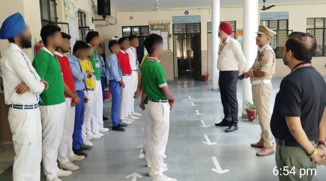 यातायात पुलिस द्वारा क्या की गई कार्रवाई देखिये रिपोर्ट
ई-रिक्शा पर जो लोग अतिरिक्त सीठ लगाते हैं उन पर हो गई कार्रवाई सीटों को कटवाकर आवश्यक कार्यवाही की गयी ।
इस दौरान स्कूल के बच्चों को यातायात नियमों के प्रति जागरूक किया गया तथा मुख्य चौराहे पर उपस्थित आमजन को भी यातायात नियमों के पालन के प्रति जागरूक किया गया।
मिशन सेफ फ्यूचर 3*0 के मुख्य बिंदु -
1. स्कूल वाहनों का शत-प्रतिशत फिट होना अनिवार्य है।
2. स्कूल वाहन में चालक के अतिरिक्त अनिवार्य रूप से एक परिचर का उपस्थित रहना आवश्यक है। यदि वाहन में छात्राएं यात्रा कर रही हैं, तो परिचर का महिला होना अनिवार्य है।
3. बस/वाहन में अनिवार्य रूप से एक अध्यापक भी बच्चों के साथ यात्रा करे।
4. स्कूल के निजी स्वामित्व अथवा अनुबंधित वाहनों के चालकों का चरित्र सत्यापन अनिवार्य रूप से कराया जाए।
5. स्कूल वाहनों पर आवश्यक सूचनाएं, जैसे स्कूल प्रबंधन का नाम एवं संपर्क सूत्र, चालक का नाम, मोबाइल नंबर, डी.एल. नंबर एवं डी.एल. की वैधता, परमिट संख्या एवं परमिट की वैधता तथा फिटनेस की वैधता अंकित होना अनिवार्य है।