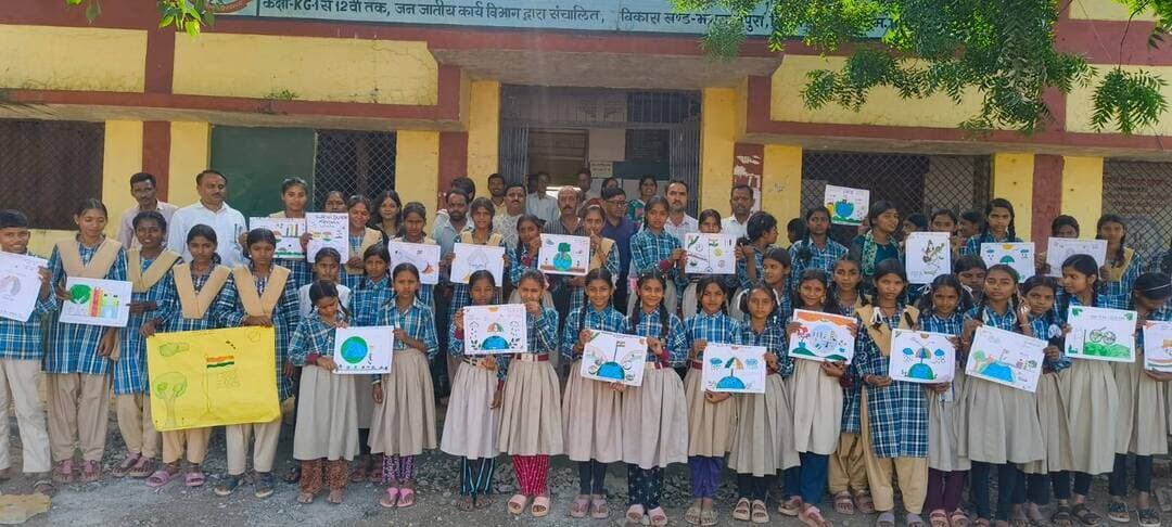 सेवा संकल्प अभियान के तहत भाषण एवं चित्रकला प्रतियोगिता आयोजित
________________
सांदीपनि विद्यालय धूलकोट में विद्यार्थियों ने उत्साहपूर्वक लिया सहभागिता
________________
चित्रकला एवं भाषण के माध्यम से विद्यार्थियों ने जनसेवा और राष्ट्र निर्माण का दिया संदेश
________________
खरगोन 19 सितंबर 2026। सेवा संकल्प अभियान के अंतर्गत सांदीपनि विद्यालय, धूलकोट में विद्यार्थियों के लिए चित्रकला एवं भाषण प्रतियोगिता का आयोजन किया गया। अभियान के तहत 17 सितंबर से 17 अक्टूबर 2026 तक विभिन्न गतिविधियों का आयोजन किया जा रहा है। इसी क्रम में आयोजित प्रतियोगिता में छात्र-छात्राओं ने उत्साहपूर्वक सहभागिता करते हुए अपनी प्रतिभा का प्रदर्शन किया।
चित्रकला प्रतियोगिता में विद्यार्थियों ने रंगों के माध्यम से जनसेवा, राष्ट्र निर्माण एवं अपने सपनों के भारत की संकल्पना को रचनात्मक रूप से प्रस्तुत किया। वहीं भाषण प्रतियोगिता में विद्यार्थियों ने प्रभावी ढंग से अपने विचार व्यक्त करते हुए सेवा भावना, राष्ट्र निर्माण और समाज के प्रति जिम्मेदारी का संदेश दिया। विद्यार्थियों की प्रस्तुतियों में उनकी कल्पनाशीलता, रचनात्मकता एवं देश के प्रति सकारात्मक सोच दिखाई दी।
कार्यक्रम में कार्यक्रम संयोजक श्री कुलदीप चौहान, विधानसभा प्रभारी श्री जयनारायण गुप्ता, श्री लालू रावत, श्री संजय सोलंकी, श्रीमती ममता परमार एवं श्रीमती अनीता राठौड़ उपस्थित रहीं। इस अवसर पर संस्था के प्रभारी प्राचार्य श्री विनोद कुमार सांवलिया, श्री गणेश सोलंकी, श्री राजेश सागोरे, श्रीमती शीतल सिंह दांगी, श्री ओमप्रकाश राठौड़ सहित विद्यालय का स्टाफ एवं विद्यार्थी उपस्थित रहे।
#JansamparkMP #khargone #सेवा_संकल्प_अभियान