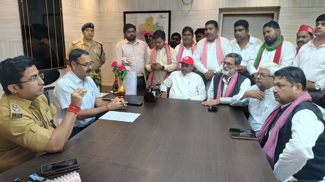 सांसद पप्पू निषाद की गाड़ी में तोड़फोड़ से भड़का सियासी आक्रोश, सपा ने कलेक्ट्रेट घेरा
डीएम-एसपी को ज्ञापन सौंप आरोपियों पर कठोर कार्रवाई की मांग, रोहित पाण्डेय बोले—सांसद की सुरक्षा में चूक गंभीर मामला
संतकबीरनगर। गणेश प्रतिमा विसर्जन के दौरान समाजवादी पार्टी के सांसद लक्ष्मीकांत उर्फ पप्पू निषाद की गाड़ी में हुई तोड़फोड़ का मामला अब तूल पकड़ता जा रहा है। घटना के विरोध में बुधवार को सपा नेताओं और कार्यकर्ताओं ने कलेक्ट्रेट परिसर में प्रदर्शन कर जमकर विरोध जताया। इसके बाद पार्टी के प्रतिनिधिमंडल ने जिलाधिकारी एवं पुलिस अधीक्षक को ज्ञापन सौंपते हुए घटना में शामिल लोगों की पहचान कर उनके खिलाफ कड़ी कानूनी कार्रवाई की मांग की।प्रदर्शन के दौरान सपा नेता रोहित पाण्डेय ने घटना की कड़ी निंदा करते हुए पुलिस-प्रशासन की कार्यप्रणाली पर सवाल उठाए। उन्होंने कहा कि जनप्रतिनिधि के साथ इस तरह की घटना बेहद गंभीर है। सांसद की सुरक्षा व्यवस्था को तत्काल मजबूत किया जाना चाहिए तथा घटना में शामिल अराजक तत्वों को चिन्हित कर उनके खिलाफ कठोरतम कार्रवाई होनी चाहिए।सपा नेताओं ने कहा कि त्योहार के दौरान जनप्रतिनिधि की सुरक्षा में इस तरह की चूक चिंता का विषय है। उनका आरोप है कि यदि समय रहते दोषियों के खिलाफ प्रभावी कार्रवाई नहीं की गई तो इससे असामाजिक तत्वों के हौसले बढ़ सकते हैं।
कार्रवाई नहीं हुई तो आंदोलन की चेतावनी
सपा प्रतिनिधिमंडल ने प्रशासन को चेतावनी दी कि मामले में त्वरित कार्रवाई करते हुए आरोपियों को गिरफ्तार किया जाए। नेताओं ने कहा कि यदि पुलिस-प्रशासन ने मामले को गंभीरता से लेते हुए शीघ्र कार्रवाई नहीं की, तो समाजवादी पार्टी सड़क पर उतरकर व्यापक आंदोलन करेगी। प्रदर्शन के दौरान कार्यकर्ताओं में घटना को लेकर आक्रोश देखने को मिला।