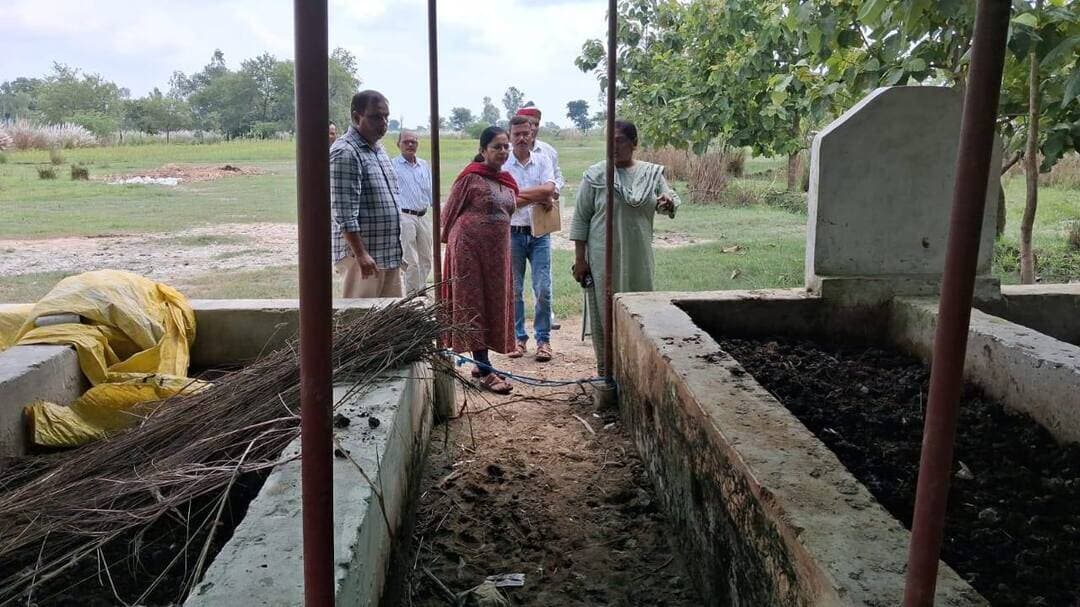 रायबरेली : महराजगंज के असनी में सीडीओ अंजुलता का औचक निरीक्षण; खराब सीसीटीवी सही कराने और हरे चारे-पानी की बेहतर व्यवस्था के दिए सख्त निर्देश।
रायबरेली: विकास खंड महराजगंज की ग्राम पंचायत असनी स्थित गोवंश आश्रय स्थल का मुख्य विकास अधिकारी अंजुलता द्वारा औचक निरीक्षण किया गया। निरीक्षण के दौरान सीडीओ ने गोशाला परिसर में नियमित साफ-सफाई सुनिश्चित करने, अक्रियाशील पड़े सीसीटीवी कैमरों को तत्काल दुरुस्त कराने और गोवंशों के लिए हरे चारे, साइलेज व स्वच्छ पेयजल की समुचित व्यवस्था करने के कड़े निर्देश जिम्मेदार अधिकारियों को दिए।