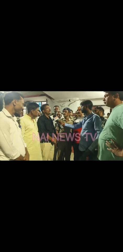 प्रयागराज में ब्राह्मण समाज का सड़क पर हंगामा! चौकी प्रभारी पर अभद्र टिप्पणी का आरोप | ACP मौके पर पहुंचे ।#BrahminSamaj #NAINEWSTV #PrayagrajPolice
