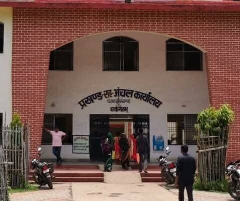 चतरा: राजस्व कर्मचारी सतीश प्रसाद घूस लेते गिरफ्तार
चतरा: एसीबी हजारीबाग की टीम ने मंगलवार को चतरा सदर प्रखंड कार्यालय परिसर स्थित कर्मचारी भवन में छापेमारी कर राजस्व कर्मचारी सतीश प्रसाद को घूस लेते रंगे हाथ गिरफ्तार किया।
सतीश प्रसाद पर भ्रष्टाचार का आरोप है और उनकी गिरफ्तारी से भ्रष्टाचार के खिलाफ कार्रवाई में मजबूती आई है। मामले की जांच एसीबी द्वारा जारी है।
