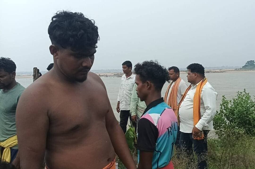 ଅଶ୍ରୁଳ ବିଦାୟ... ପଞ୍ଚଭୂତରେ ଲୀନ ହେଲେ ସମସ୍ତଙ୍କ ପ୍ରିୟ ଲକ୍ଷଣ ମାହାର
ନିୟତିର କି ନିଷ୍ଠୁର ଖେଳ! ବୌଦ୍ଧ ଜିଲ୍ଲା ଷ୍ଟାଡିୟମ୍ ନିକଟରେ ଘଟିଥିବା ସେହି ମର୍ମନ୍ତୁଦ ଟ୍ରକ୍ ଦୁର୍ଘଟଣା ଆମ ସମସ୍ତଙ୍କଠାରୁ ଗୋଟିଏ ହସଖୁସିର ସଂସାରକୁ ଛଡ଼ାଇ ନେଲା। ଅକାଳରେ ଆଖି ବୁଜିଥିବା ଶ୍ୟାମସୁନ୍ଦରପୁର ଗ୍ରାମର ଲକ୍ଷଣ ମାହାରଙ୍କ ଶେଷକୃତ୍ୟ ଆଜି ନିଜ ଗାଁ ମାଟିରେ ସମ୍ପନ୍ନ ହୋଇଛି।
ଲକ୍ଷଣ ଭାଇ ଜଣେ ଅତ୍ୟନ୍ତ ମାୟାବୀ, ହସଖୁସିଆ ଓ ମେଳାପୀ ମଣିଷ ଥିଲେ। ତାଙ୍କର ସ୍ନେହୀ ବ୍ୟବହାର ଓ ମିଶୁକିଆ ସ୍ୱଭାବ ପାଇଁ ଗାଁର ପ୍ରତ୍ୟେକଟି ଲୋକ ତାଙ୍କୁ ବହୁତ ଭଲ ପାଉଥିଲେ। ଆଜି ତାଙ୍କର ଏମିତି ଅସମୟ ବିୟୋଗକୁ କେହି ସହଜରେ ଗ୍ରହଣ କରିପାରୁ ନାହାନ୍ତି। ତାଙ୍କ ନିଷ୍କପଟ ହସ ଆଉ କେବେ ଦେଖିବାକୁ ମିଳିବନି ସତ, ହେଲେ ତାଙ୍କ ସ୍ମୃତି ସଦାସର୍ବଦା ସମସ୍ତଙ୍କ ହୃଦୟରେ ଜୀବନ୍ତ ହୋଇ ରହିବ।
ତାଙ୍କ ଶେଷ ଦର୍ଶନ ସମୟରେ ପୁରା ଗାଁରେ ଏକ ଶୋକାକୁଳ ଓ ହୃଦୟବିଦାରକ ପରିବେଶ ସୃଷ୍ଟି ହୋଇଥିଲା। ଏହି ଅତ୍ୟନ୍ତ ଦୁଃଖଦ ମୁହୂର୍ତ୍ତରେ ସମାଜସେବୀ ଇଂ ବିକାଶ ମହାକୁଲ ଉପସ୍ଥିତ ରହି ଶୋକସନ୍ତପ୍ତ ପରିବାରବର୍ଗଙ୍କୁ ସାନ୍ତ୍ୱନା ଦେବା ସହ ଅଶ୍ରୁଳ ଶ୍ରଦ୍ଧାଞ୍ଜଳି ଅର୍ପଣ କରିଥିଲେ।
ମହାପ୍ରଭୁ ଶ୍ରୀଜଗନ୍ନାଥ ତାଙ୍କ ଅମର ଆତ୍ମାକୁ ନିଜ ଶ୍ରୀଚରଣରେ ସ୍ଥାନ ଦିଅନ୍ତୁ ଏବଂ ଏହି ଅସହ୍ୟ ଦୁଃଖ ଓ ଶୂନ୍ୟତାକୁ ସହିବା ପାଇଁ ପରିବାର ସଦସ୍ୟଙ୍କୁ ଧୈର୍ଯ୍ୟ ପ୍ରଦାନ କରନ୍ତୁ।
ଅଶ୍ରୁପୂର୍ଣ୍ଣ ଶ୍ରଦ୍ଧାଞ୍ଜଳି... ଓମ୍ ଶାନ୍ତି!
#Boudh #Heartbreaking #RIP #SadDemise #OmShanti #SHYAMSUNDARPUR