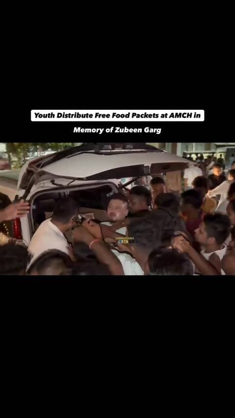 #Dibrugarh | In a heartfelt tribute to Assam’s beloved cultural icon Zubeen Garg, a group of youths distributed free food packets to attendants of patients at Assam Medical College and Hospital (AMCH) in Dibrugarh.