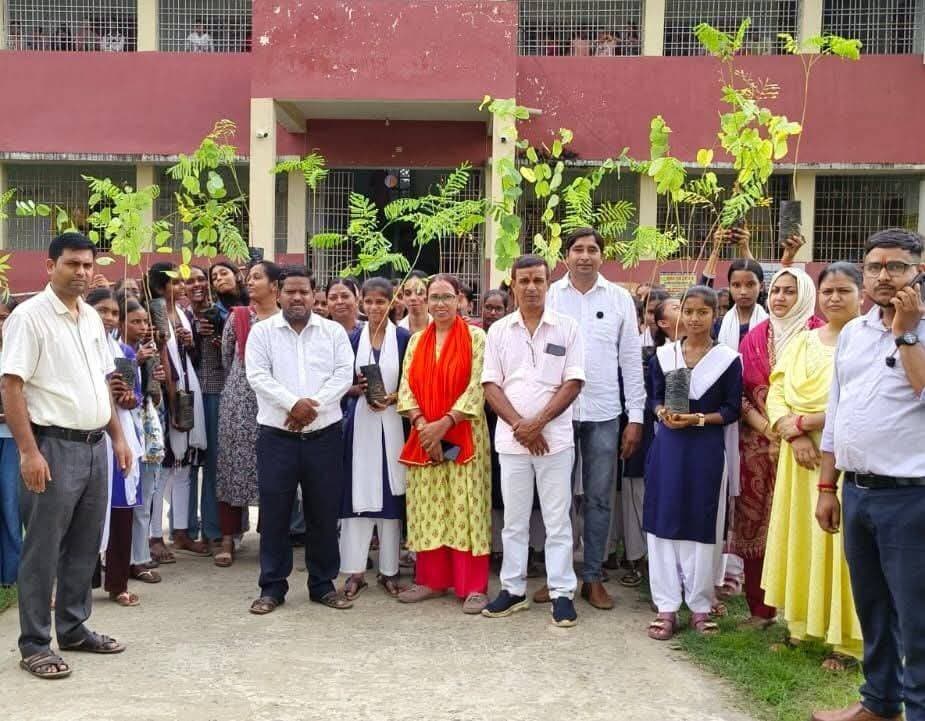 पालीगंज के बालिका विद्यालय में गूंजा हरियाली का संदेश, लगाए गए 400 पौधे, छात्राओं ने लिया पौधों की संरक्षण का संकल्प
✍️ अंकित राज | पटना
पालीगंज में पर्यावरण संरक्षण और क्षेत्र को हरा-भरा बनाने के उद्देश्य से चलाए जा रहे ‘मिशन ग्रीन विलेज’ अभियान के तहत प्रोजेक्ट बालिका उच्च विद्यालय, पालीगंज में वृहद पौधरोपण कार्यक्रम का आयोजन किया गया। अभियान का नेतृत्व सुमित कुमार और अमित कुमार ने किया। इस दौरान विद्यालय की छात्राओं के बीच करीब 400 पौधे वितरित किए गए और परिसर सहित विभिन्न स्थानों पर उनका पौधरोपण कराया गया।
कार्यक्रम में विद्यालय की छात्राओं ने बढ़-चढ़कर हिस्सा लिया। छात्राओं ने उत्साह के साथ पौधे लगाए और पर्यावरण संरक्षण का संदेश दिया। पौधरोपण के बाद छात्राओं ने सामूहिक रूप से संकल्प लिया कि वे लगाए गए पौधों की नियमित देखभाल करेंगी तथा उन्हें पूरी तरह विकसित होने तक संरक्षित रखेंगी। छात्राओं ने कहा कि पर्यावरण को बचाने के लिए केवल पौधे लगाना ही पर्याप्त नहीं है, बल्कि उनकी नियमित देखभाल और सुरक्षा भी जरूरी है।
इस अवसर पर विद्यालय की प्रधानाध्यापिका निर्मला ने छात्राओं को संबोधित करते हुए प्रकृति और पर्यावरण के महत्व पर विस्तार से प्रकाश डाला। उन्होंने कहा कि पेड़-पौधे मानव जीवन के लिए बेहद महत्वपूर्ण हैं। स्वच्छ हवा, संतुलित पर्यावरण और बेहतर भविष्य के लिए अधिक से अधिक पौधे लगाना और उनका संरक्षण करना आवश्यक है। उन्होंने छात्राओं से अपने आसपास के लोगों को भी पर्यावरण संरक्षण के प्रति जागरूक करने की अपील की।
प्रधानाध्यापिका ने कहा कि प्रकृति के प्रति प्रत्येक व्यक्ति की जिम्मेदारी है और इसे पूरी ईमानदारी से निभाने की आवश्यकता है। उन्होंने छात्राओं को पर्यावरण संरक्षण को अपने दैनिक जीवन का हिस्सा बनाने के लिए प्रेरित किया।
अभियान के दौरान शिक्षक जय गोपाल एवं समाजसेवी लवकुश दुबे भी मौजूद रहे। उन्होंने छात्राओं का उत्साह बढ़ाते हुए पौधों की नियमित देखभाल करने की अपील की। कार्यक्रम के सफल आयोजन पर स्थानीय प्रबुद्धजनों ने सुमित कुमार और अमित कुमार की पहल की सराहना करते हुए कहा कि इस तरह के अभियान से युवाओं और विद्यार्थियों में पर्यावरण के प्रति जिम्मेदारी की भावना मजबूत होती है।