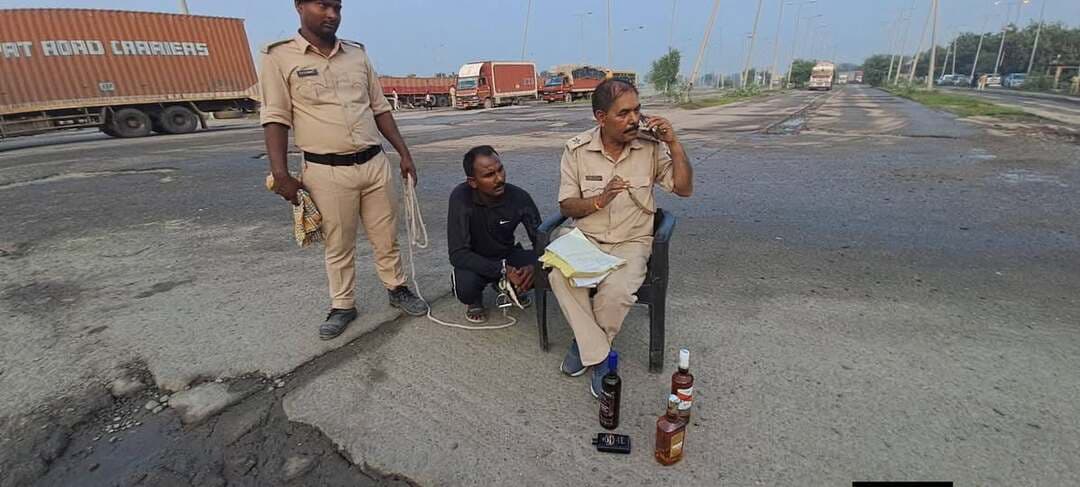 मोहनिया चेक पोस्ट पर उत्पाद विभाग को बड़ी कामयाबी, 50 से 60 लाख की शराब बरामद, एक गिरफ्तार