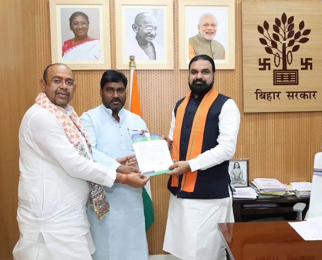 किसानों और युवाओं से जुड़े मुद्दों को लेकर मुख्यमंत्री से मिले दिनारा विधायक आलोक सिंह
दिनारा विधानसभा क्षेत्र और रोहतास जिले से जुड़े किसानों एवं युवाओं के महत्वपूर्ण विषयों को लेकर पार्टी के प्रदेश अध्यक्ष सह दिनारा विधायक आलोक सिंह ने मुख्यमंत्री सम्राट चौधरी से मुलाकात की। विधायक ने किसानों की समस्याओं सहित रोजगार से जुड़े मुद्दों को मुख्यमंत्री के समक्ष रखा।
विधायक ने कहा कि रोहतास जिले में वास्तविक धान उत्पादन की तुलना में सरकारी अधिप्राप्ति का लक्ष्य कम रहने के कारण बड़ी संख्या में किसान अपनी उपज न्यूनतम समर्थन मूल्य पर नहीं बेच पाते हैं। इस संबंध में उन्होंने मुख्यमंत्री को पत्र सौंपकर धान अधिप्राप्ति के लक्ष्य में पर्याप्त वृद्धि करने का आग्रह किया, ताकि अधिक से अधिक किसानों को अपनी उपज का उचित मूल्य मिल सके। इसके अलावा करवंदिया, सासाराम पहाड़ क्षेत्र में क्रेशर मशीन संचालन के लिए प्रकाशित निविदा की प्रक्रिया नियमानुसार पूरा कराने का अनुरोध किया। उन्होंने कहा कि इससे स्थानीय स्तर पर रोजगार के अवसर बढ़ सकते हैं और क्षेत्र की आर्थिक गतिविधियों को गति मिल सकती है। साथ ही खनन कार्य में निर्धारित सीमा, पर्यावरणीय मानकों और सभी वैधानिक प्रावधानों का पालन सुनिश्चित कराने का भी आग्रह किया।