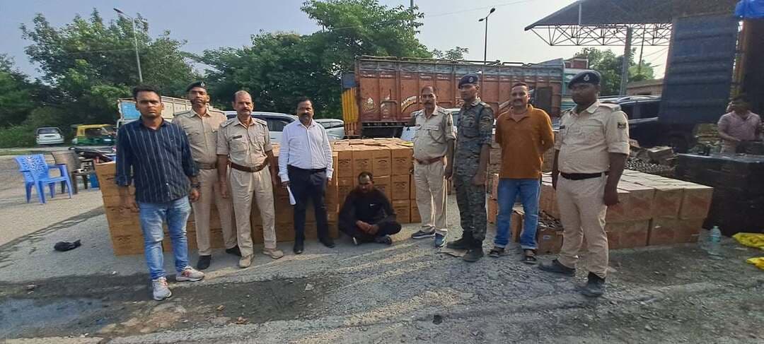 मोहनिया चेक पोस्ट पर उत्पाद विभाग को बड़ी कामयाबी 75 से 80 लाख का शराब बरामद एक व्यक्ति गिरफ्तार।