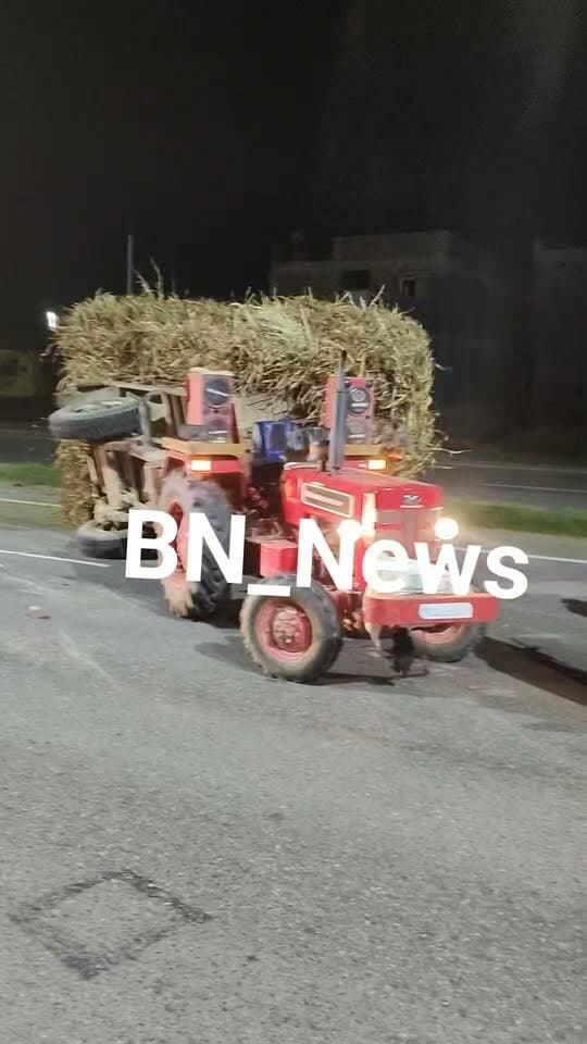 🚨 नीमराणा में देर रात बड़ा हादसा!
मोहलड़िया के पास कड़बी से भरी ट्रैक्टर-ट्रॉली ओवरटेक के दौरान पलटी। हादसे के बाद सड़क पर बिखरी कड़बी, मौके पर मची अफरा-तफरी।
⚠️ ओवरटेक की जल्दबाजी बनी हादसे की वजह!
📍 नीमराणा-मोहलड़िया
📲 BN_News